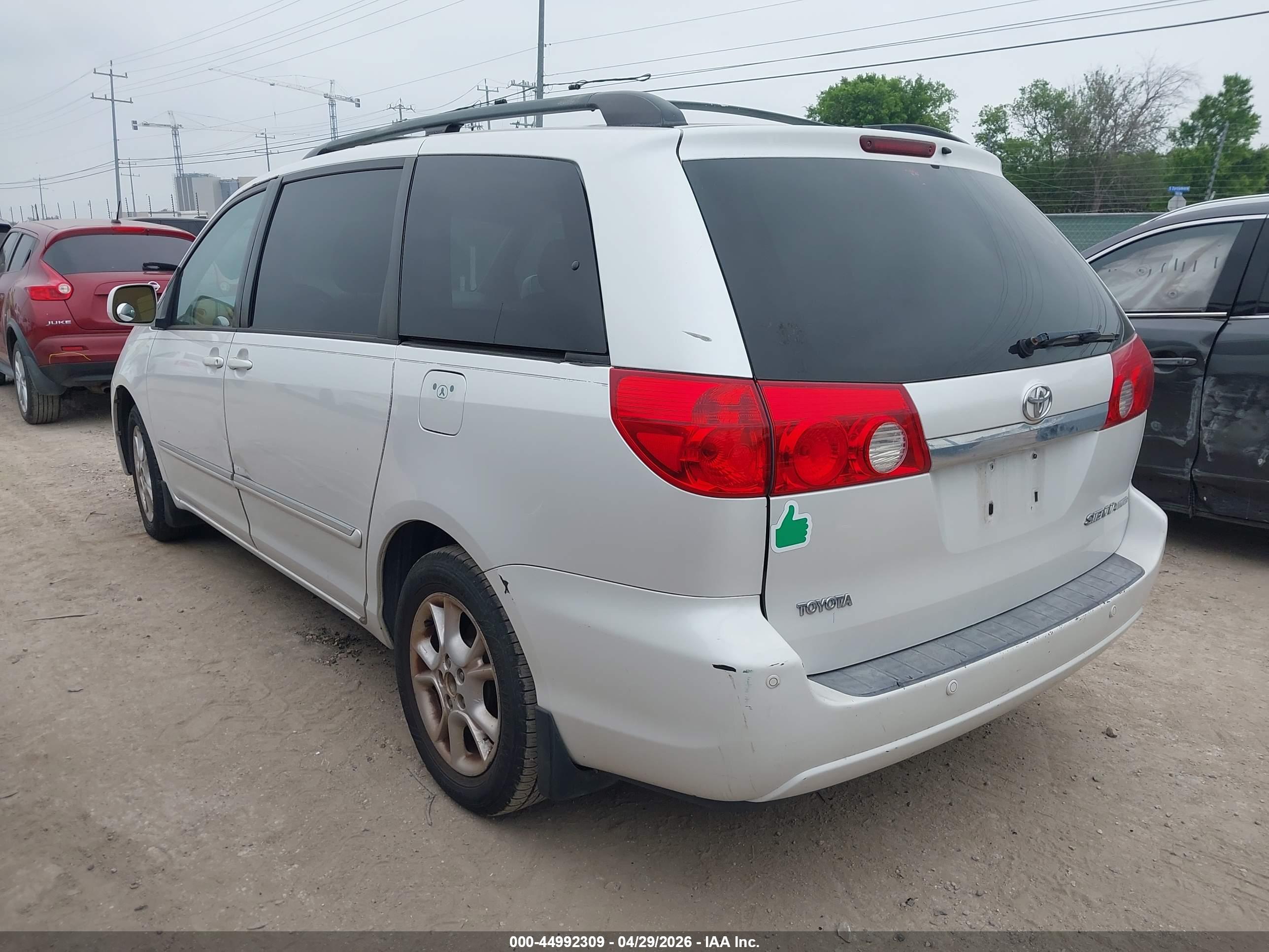 TOYOTA SIENNA image 3