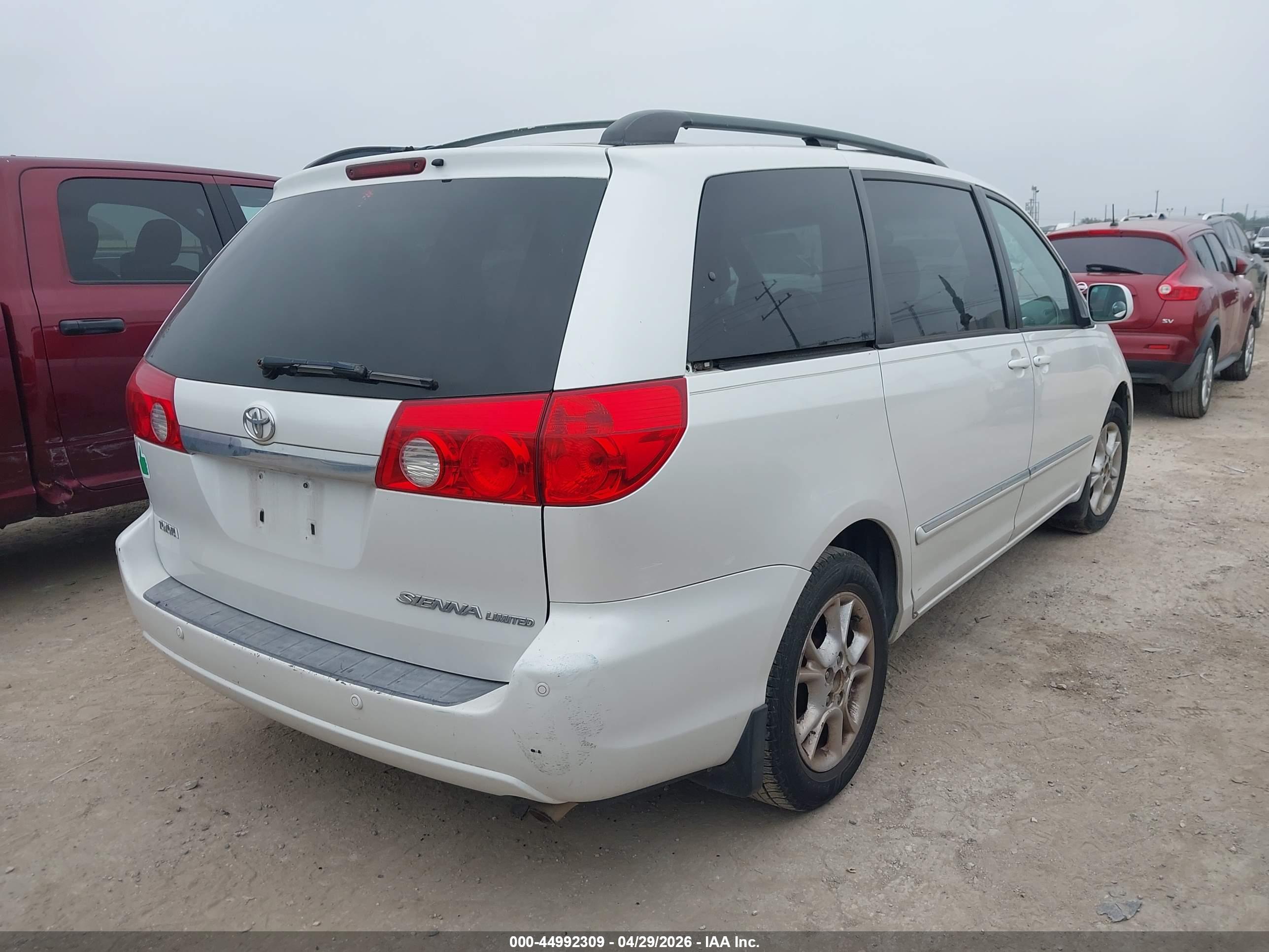 TOYOTA SIENNA image 4