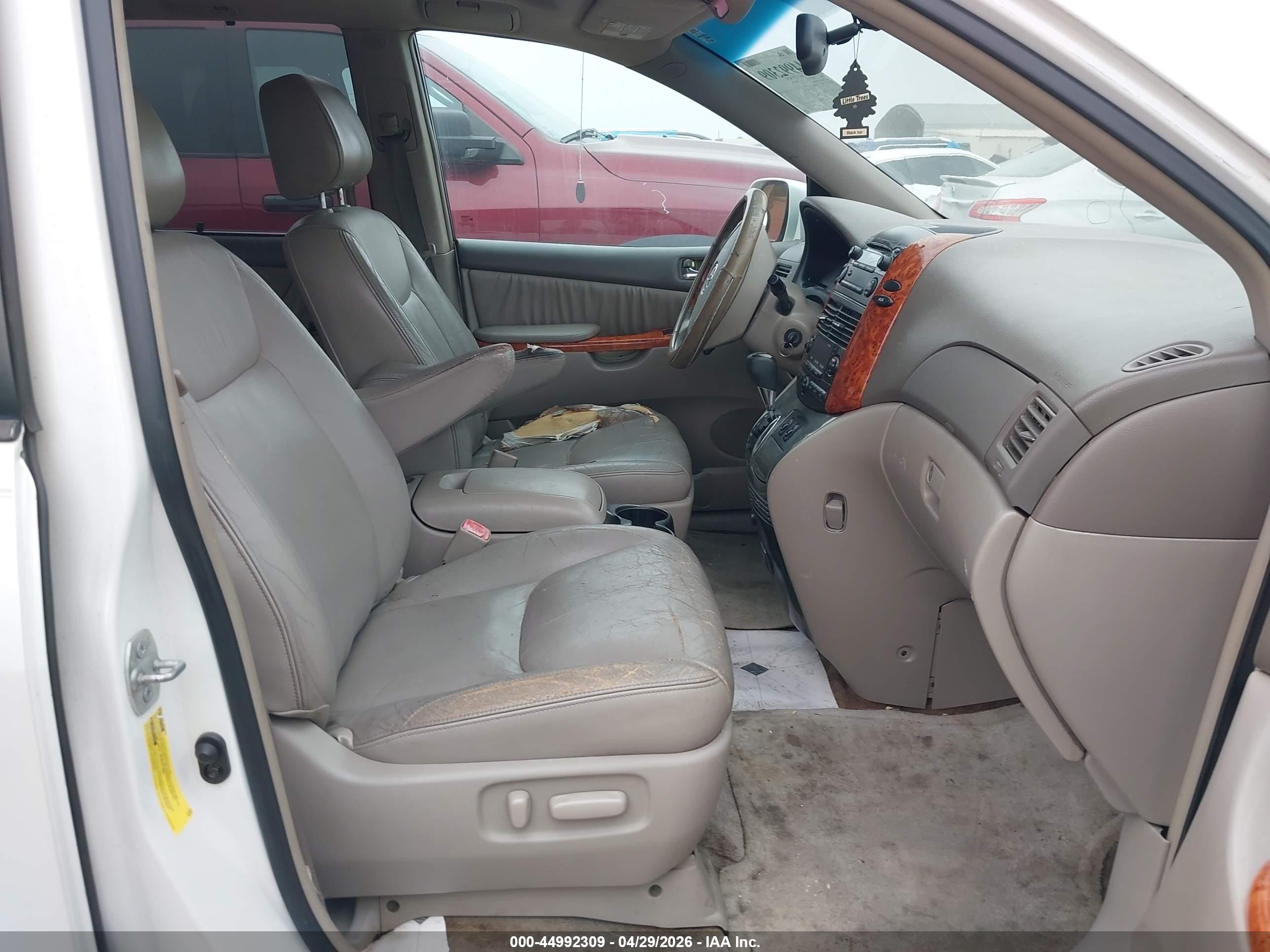 TOYOTA SIENNA image 5