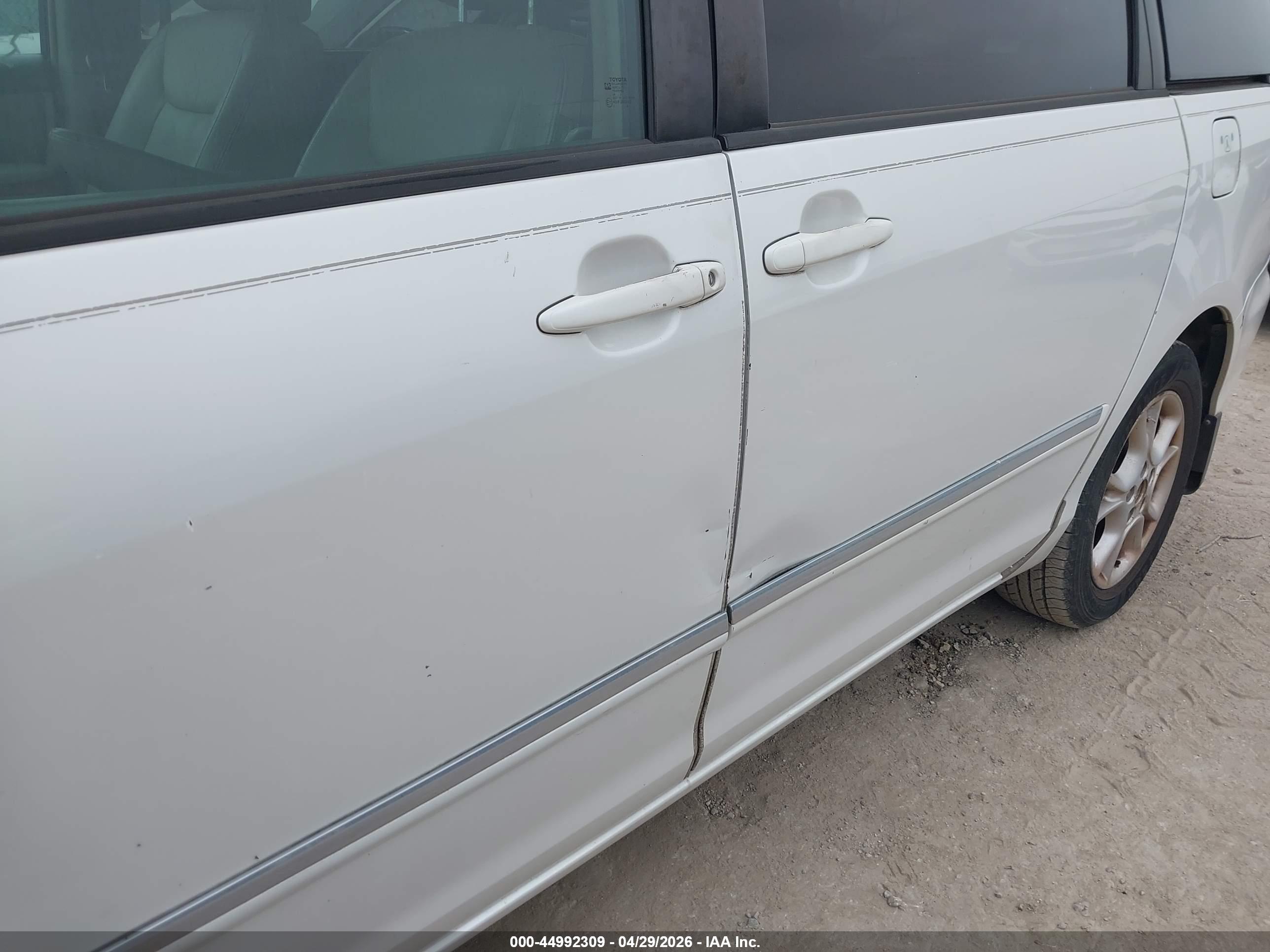 TOYOTA SIENNA image 6