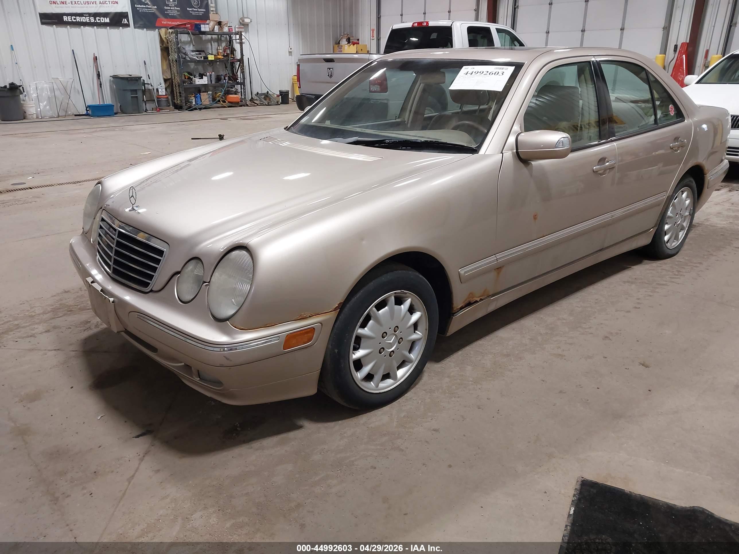 MERCEDES-BENZ E image 2
