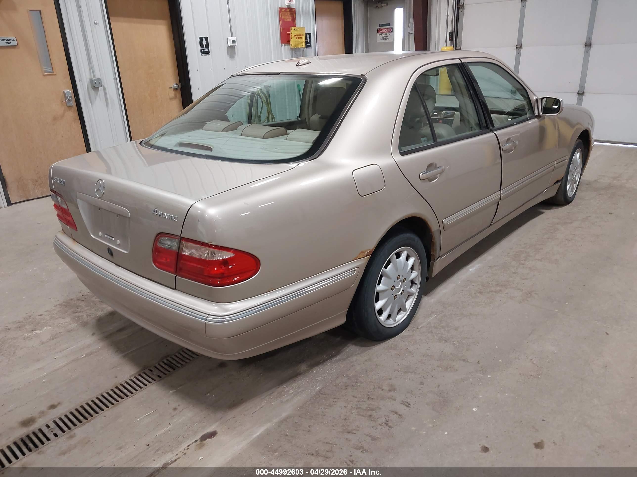 MERCEDES-BENZ E image 4
