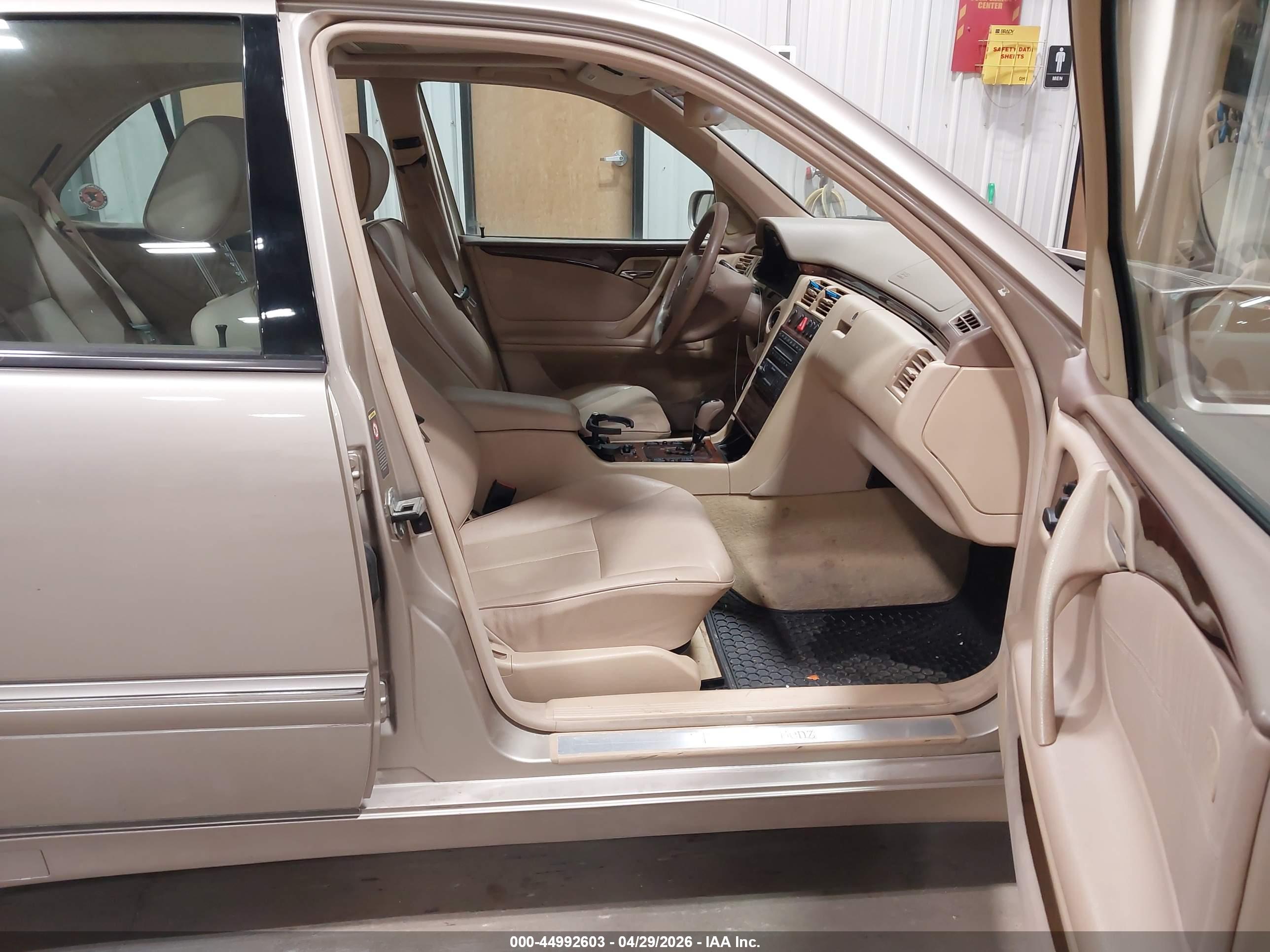 MERCEDES-BENZ E image 5