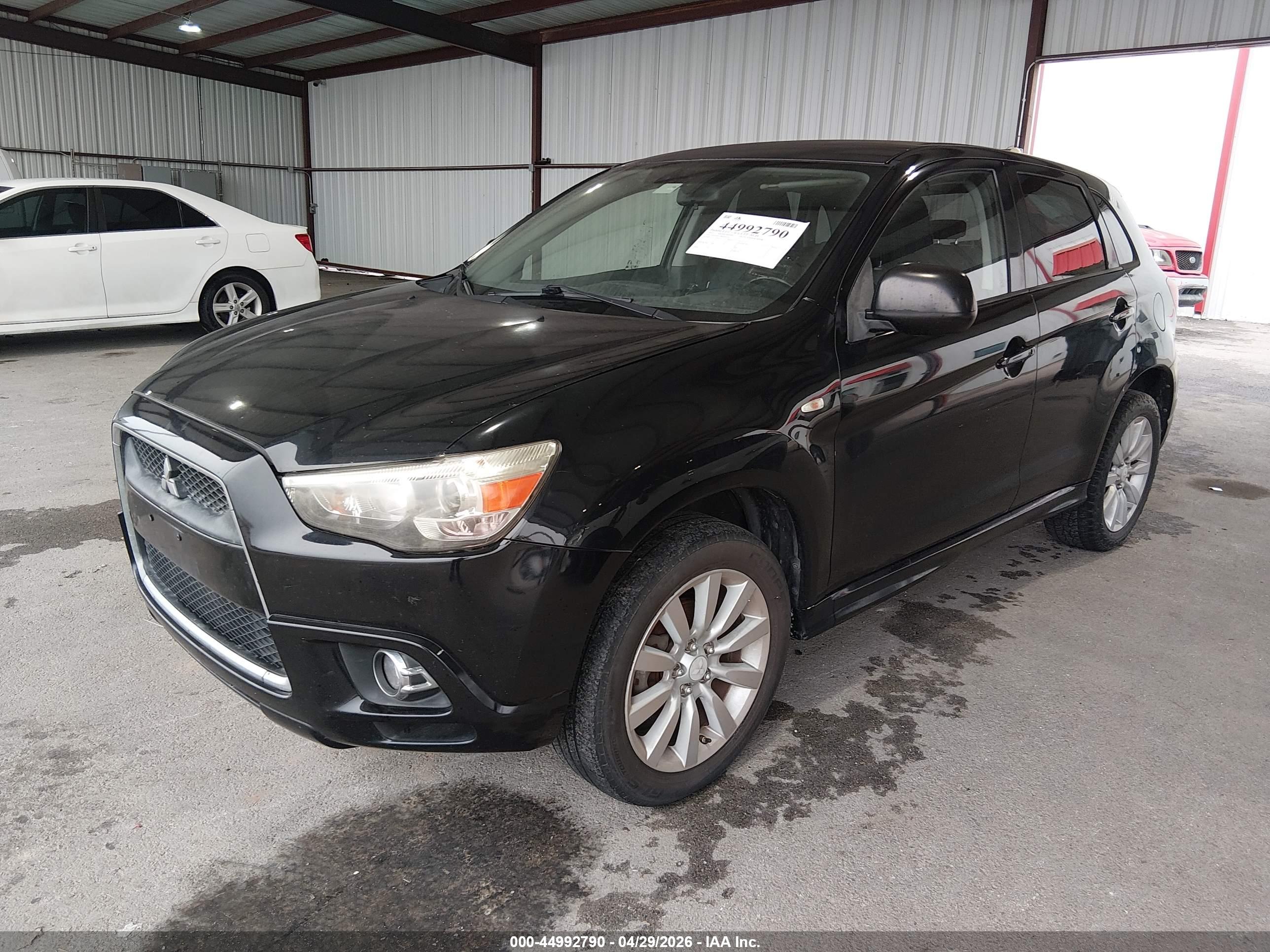 MITSUBISHI OUTLANDER image 2