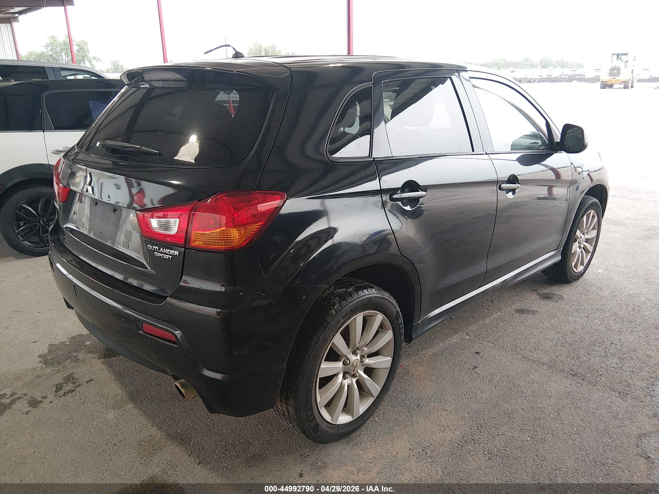 MITSUBISHI OUTLANDER image 4