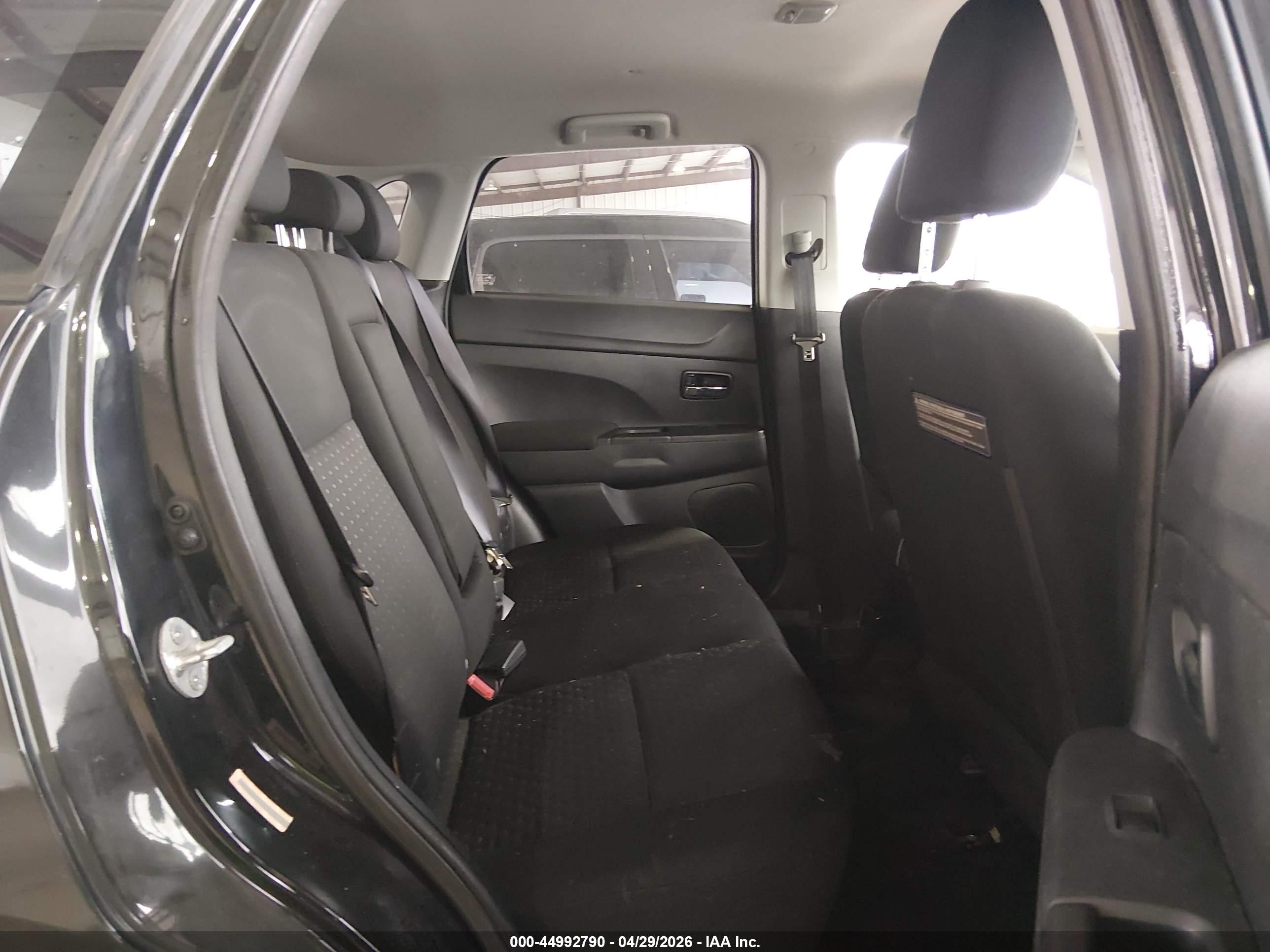 MITSUBISHI OUTLANDER image 8