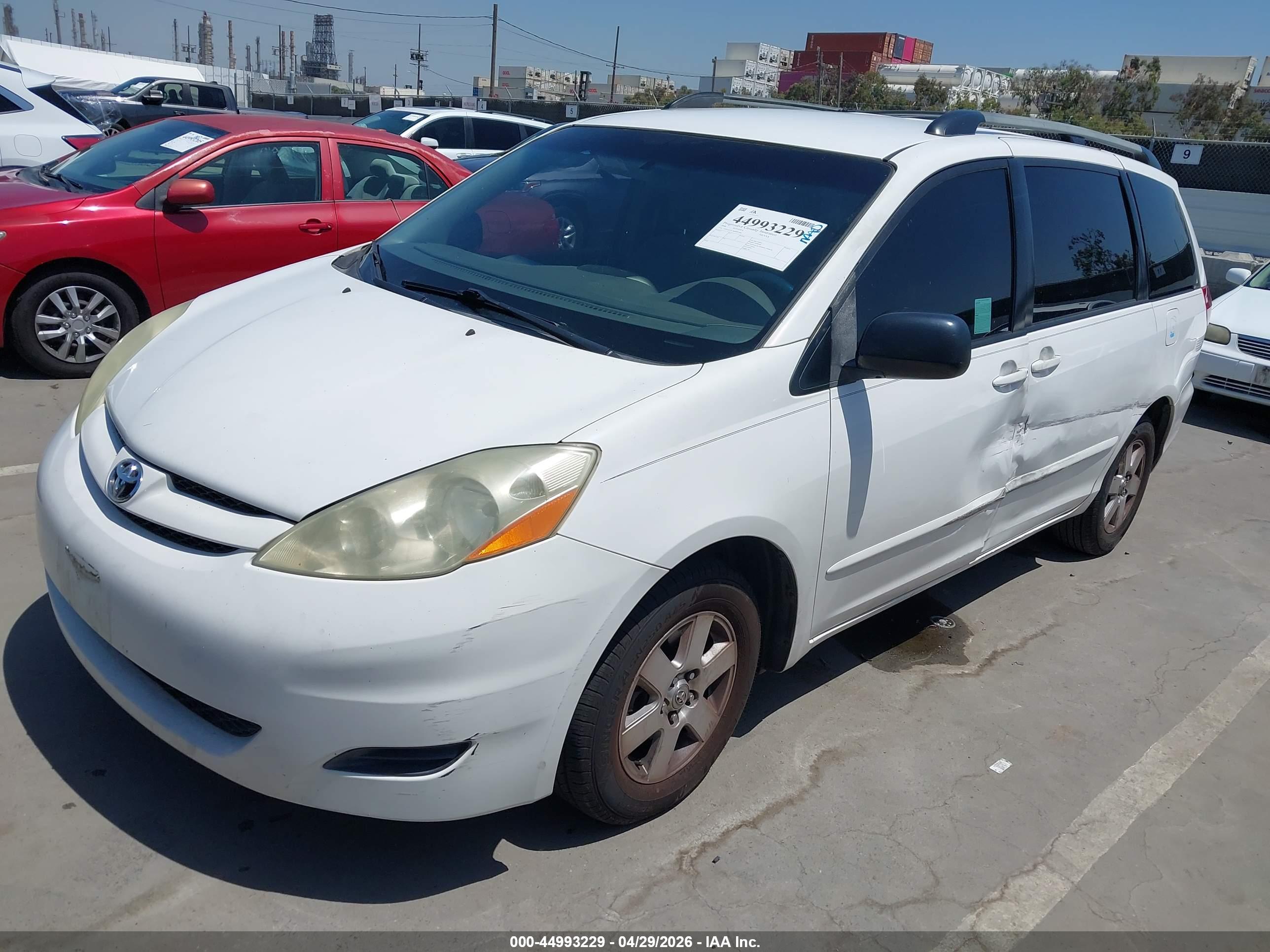 TOYOTA SIENNA image 2