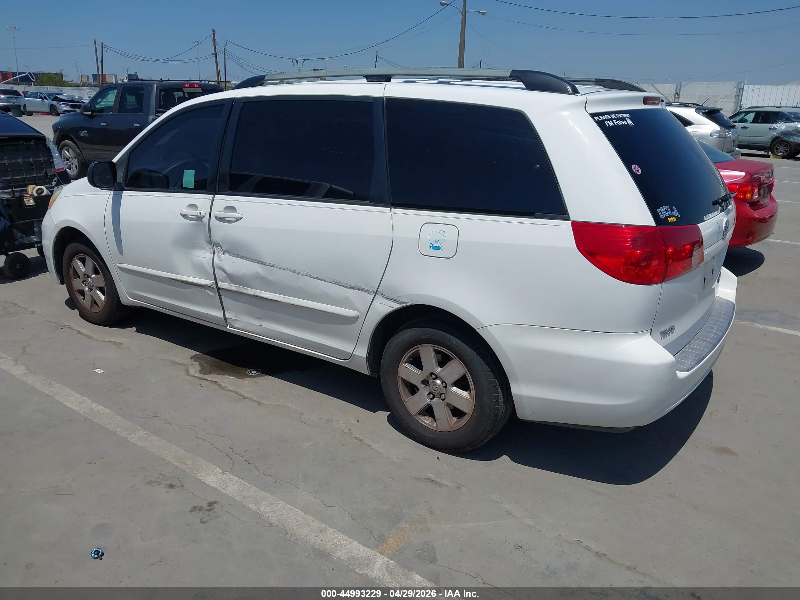 TOYOTA SIENNA image 3