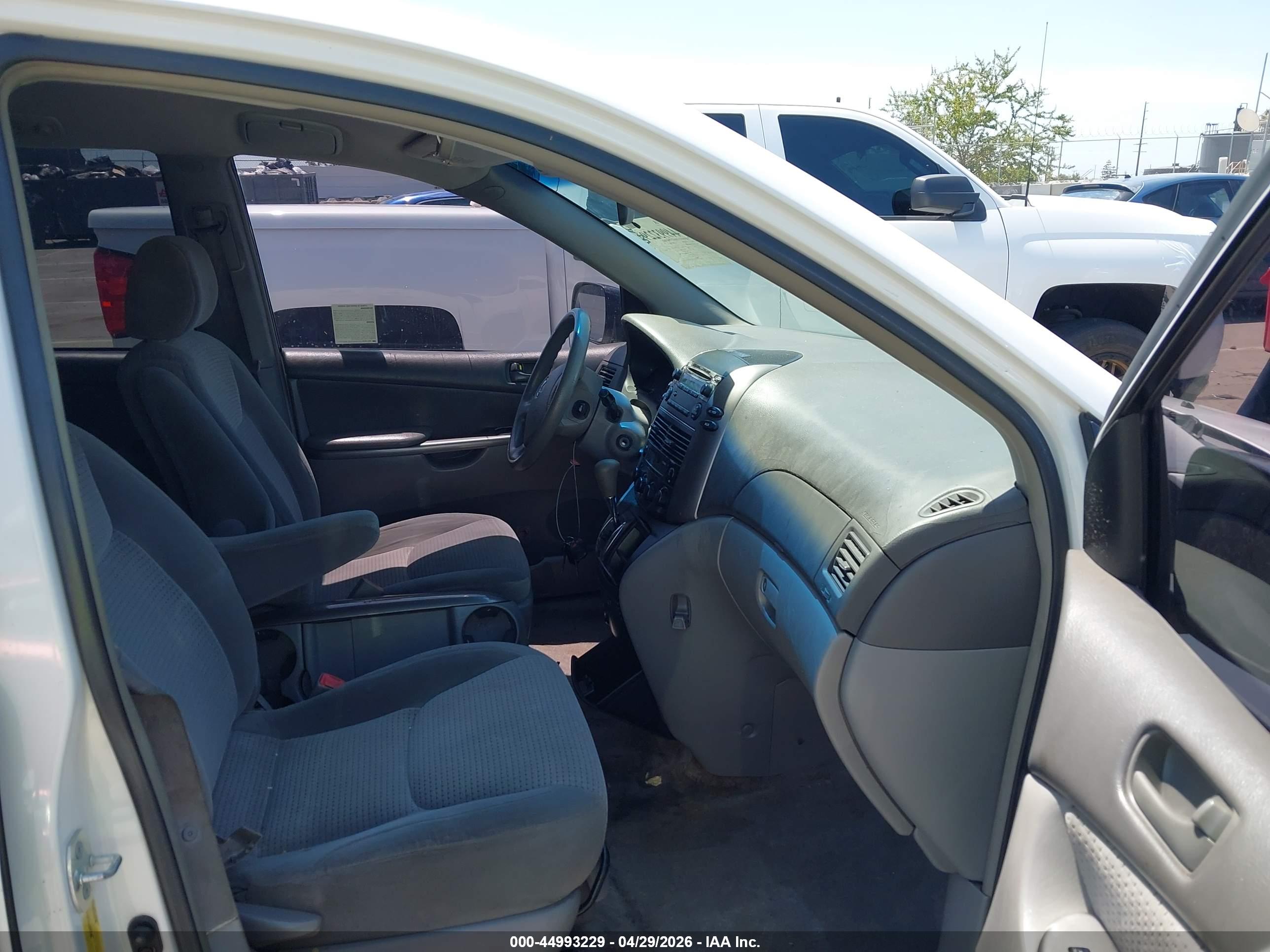 TOYOTA SIENNA image 5