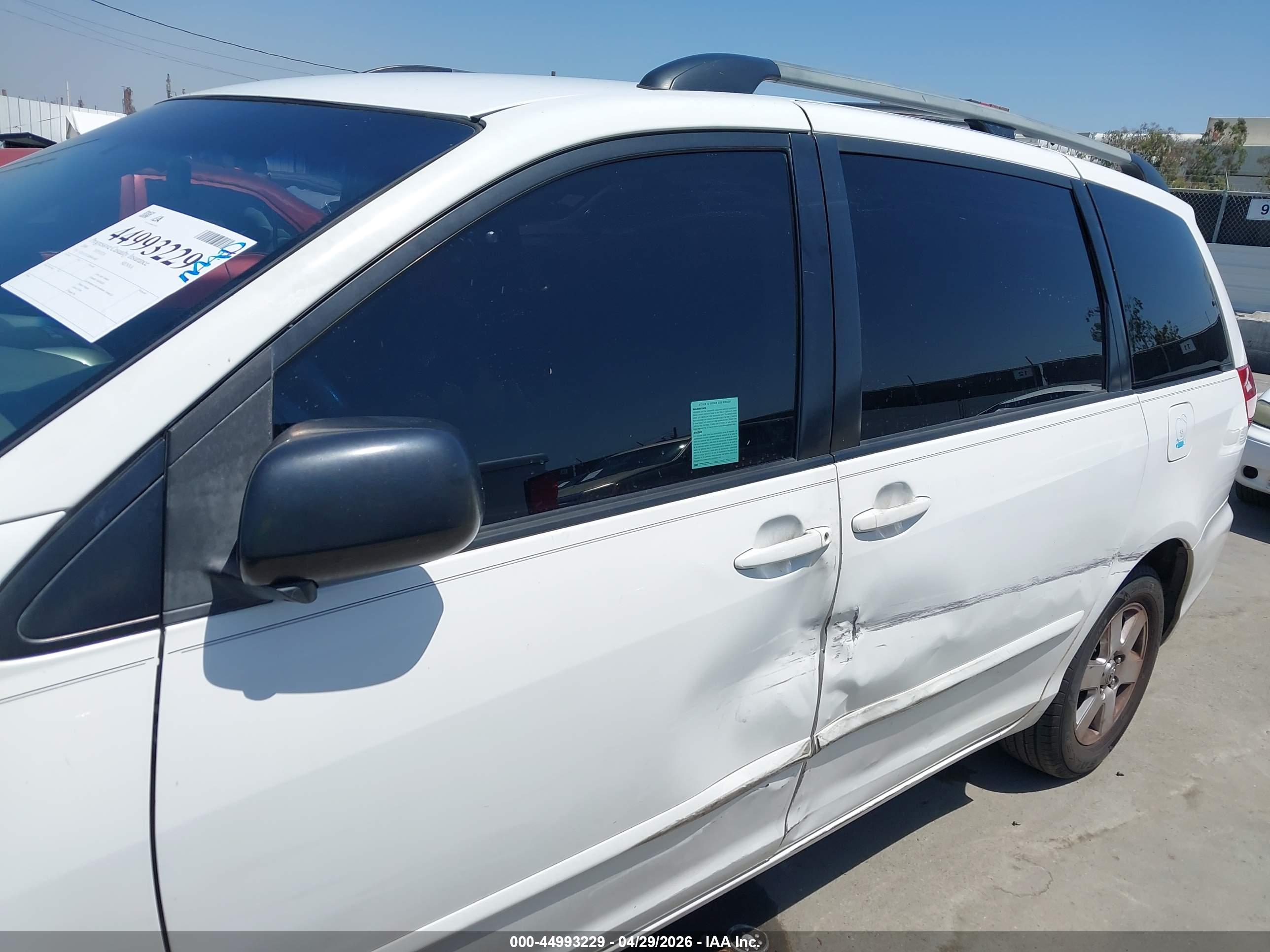 TOYOTA SIENNA image 6