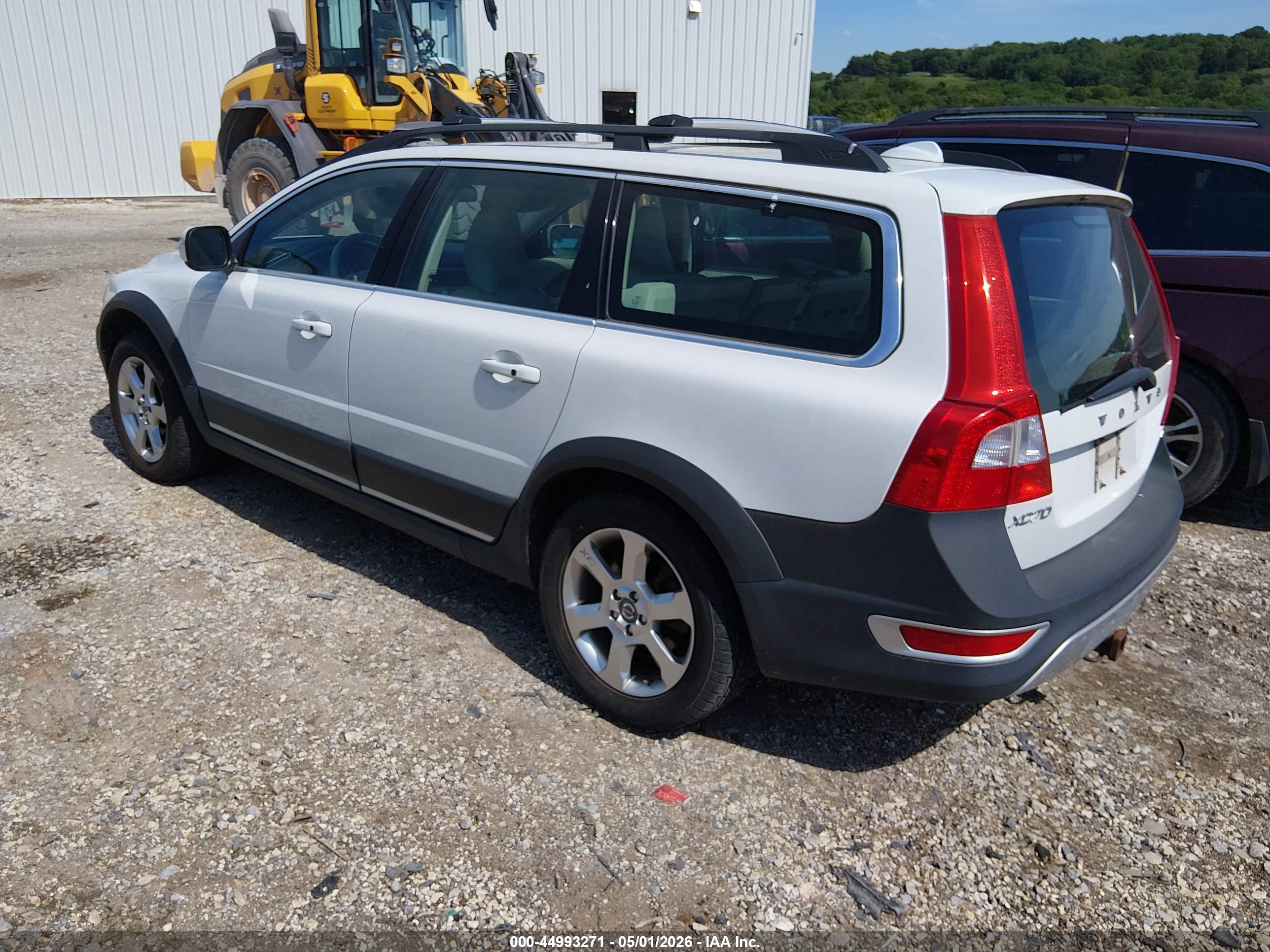 VOLVO XC70 image 3