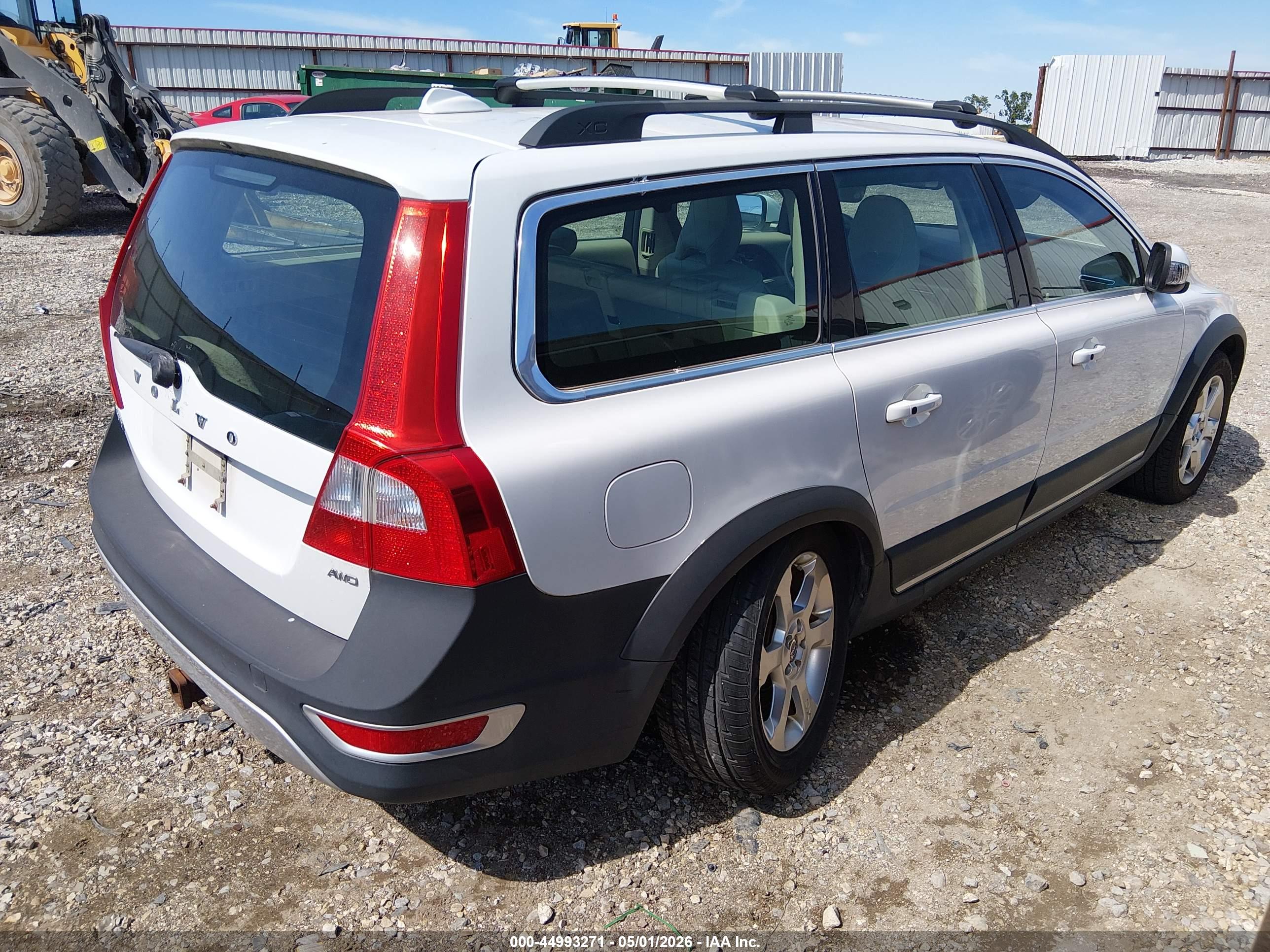 VOLVO XC70 image 4