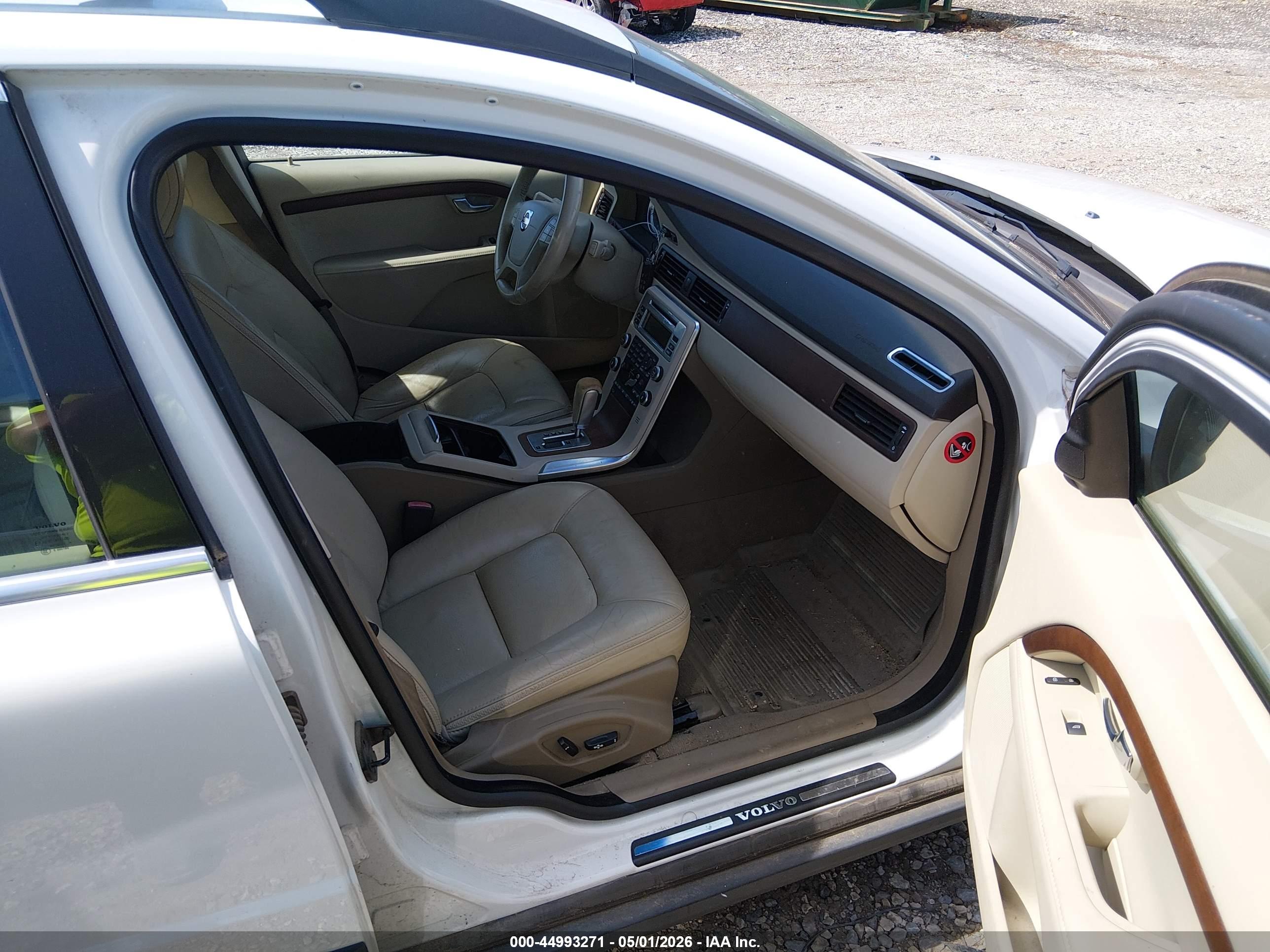 VOLVO XC70 image 5