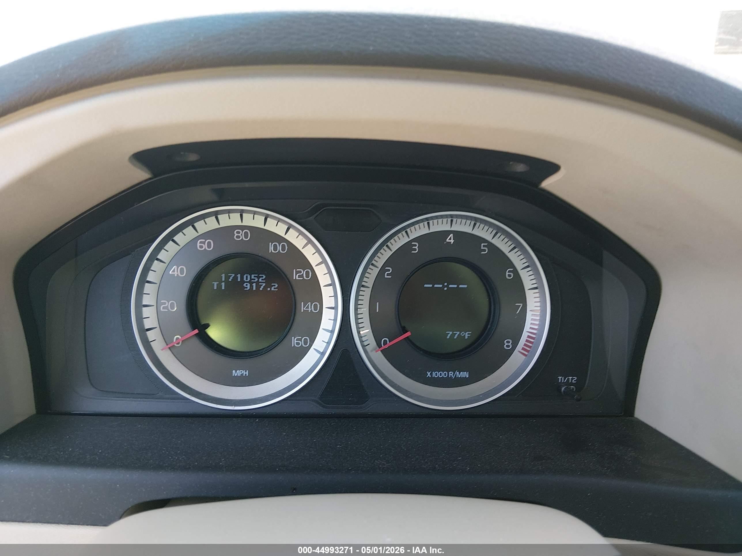 VOLVO XC70 image 7