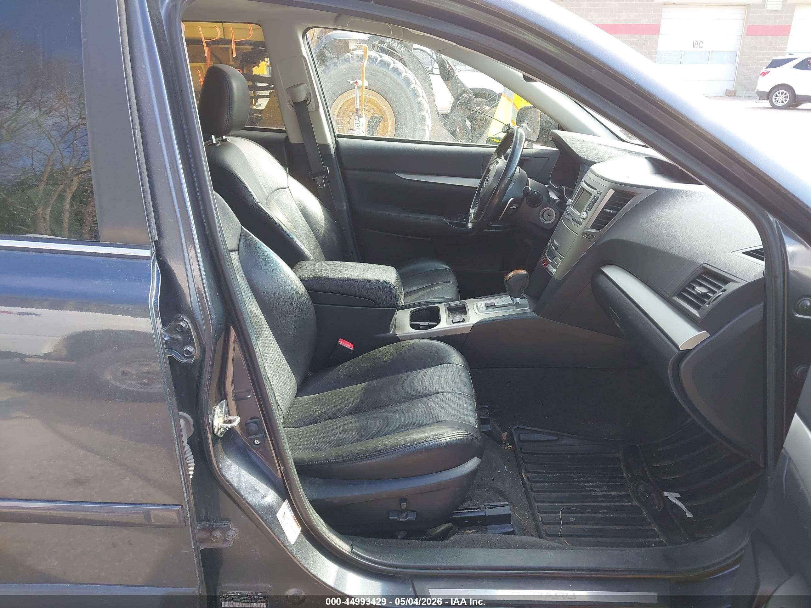 SUBARU OUTBACK image 5