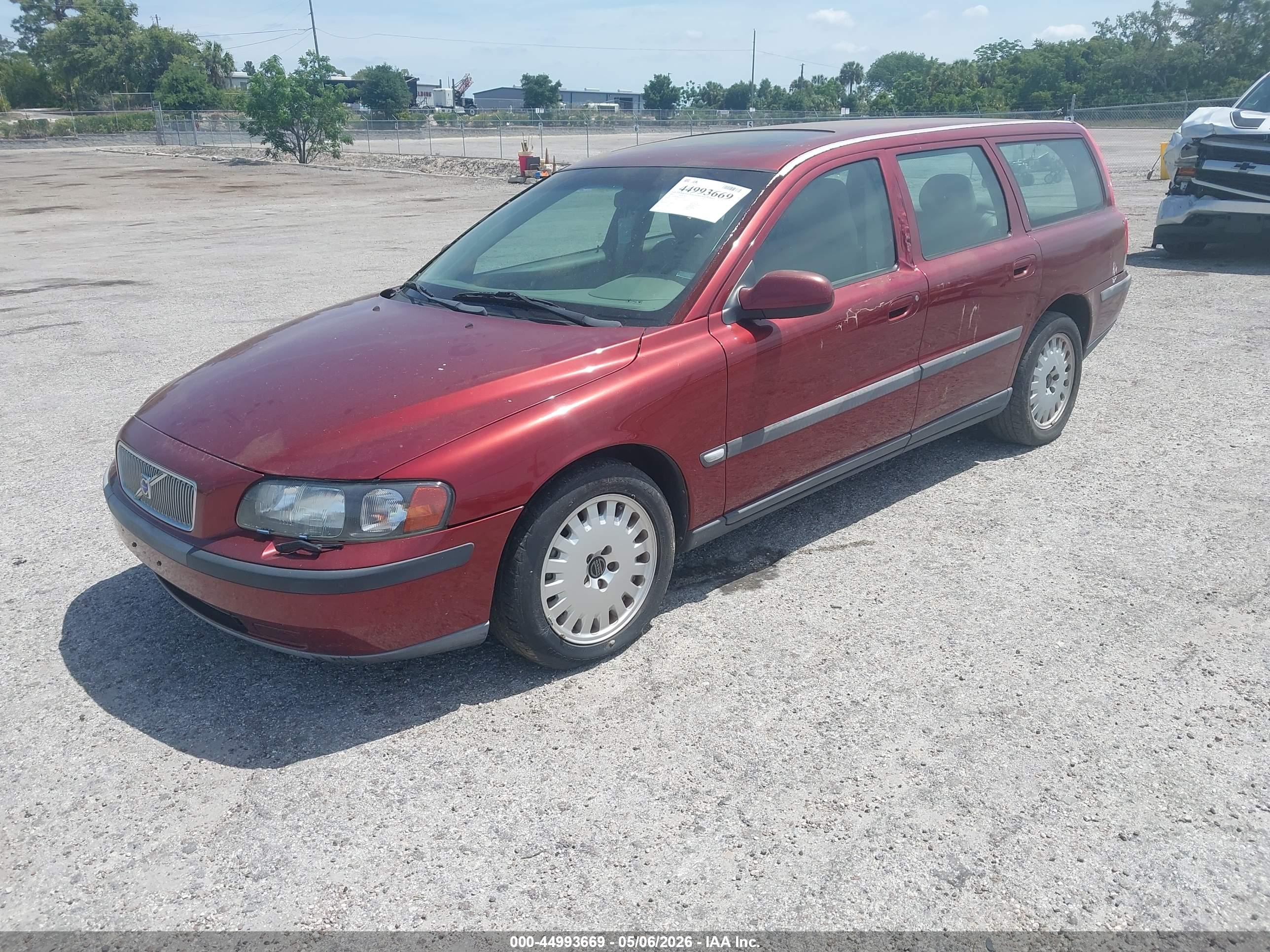 VOLVO V70 image 2