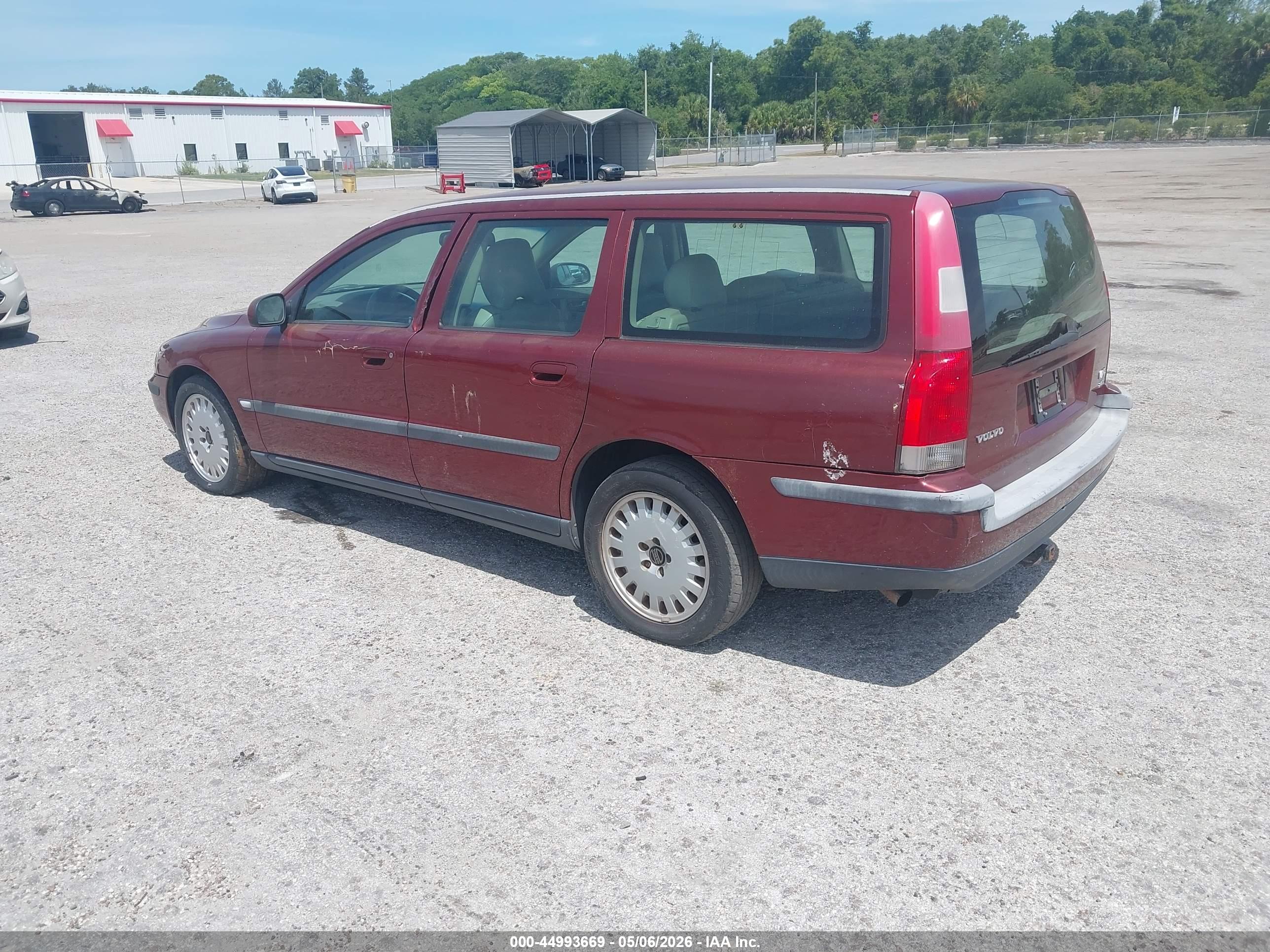 VOLVO V70 image 3