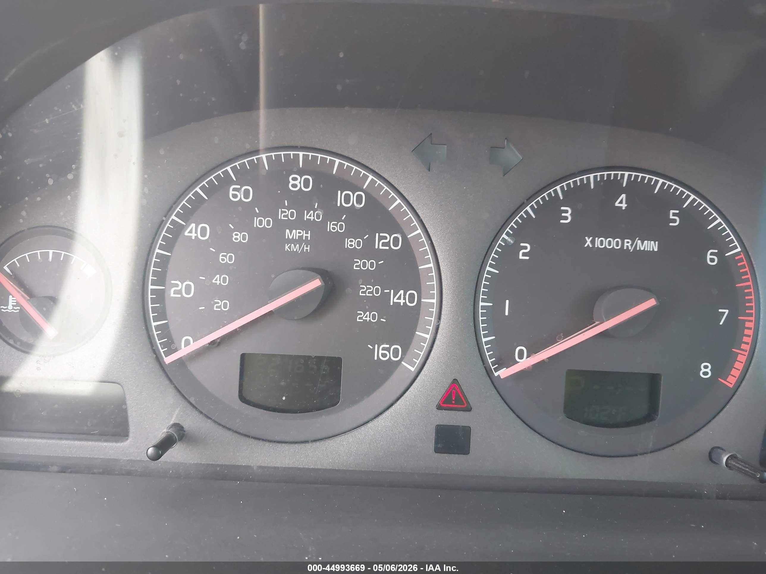 VOLVO V70 image 7
