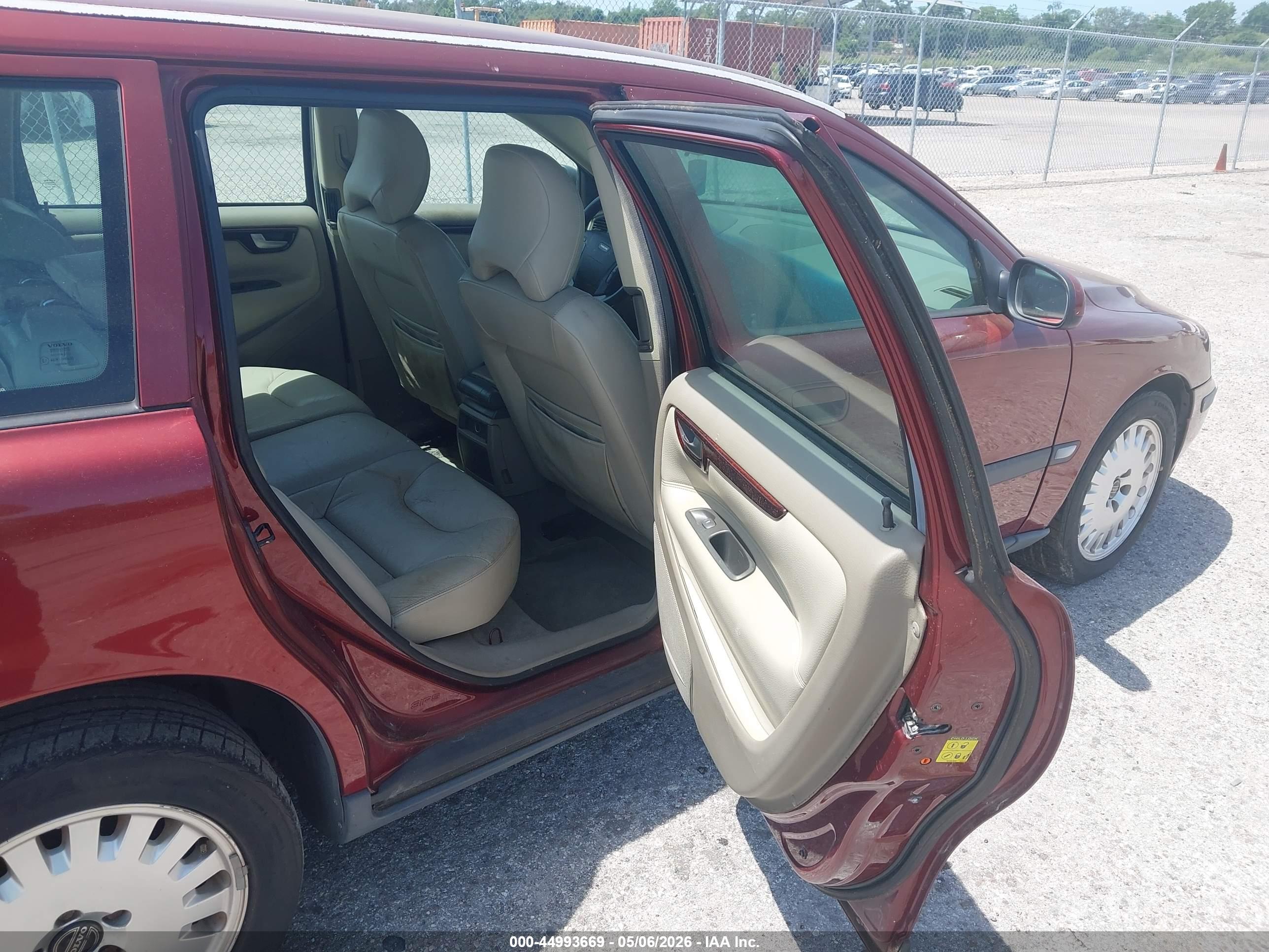 VOLVO V70 image 8