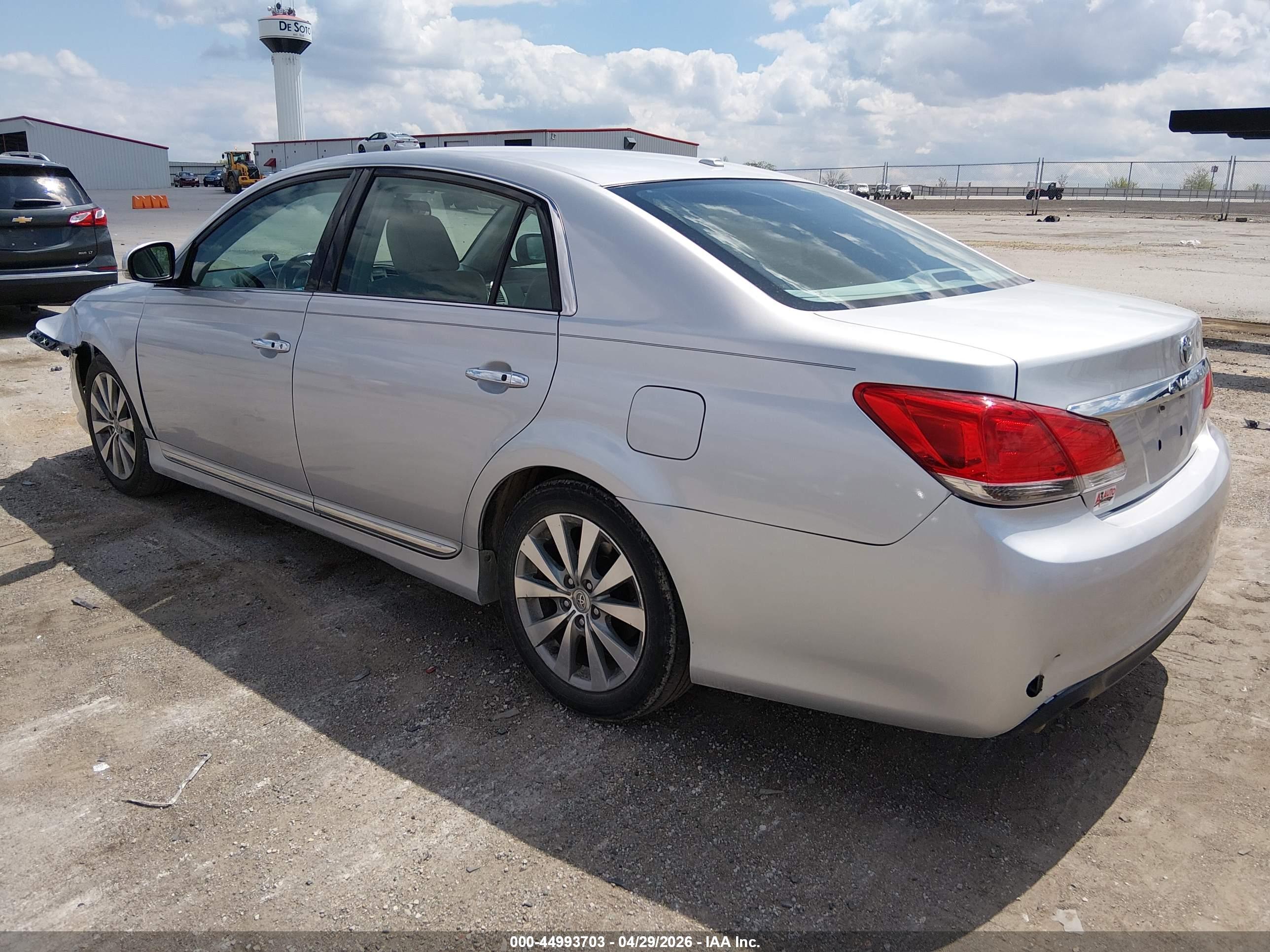 TOYOTA AVALON image 3