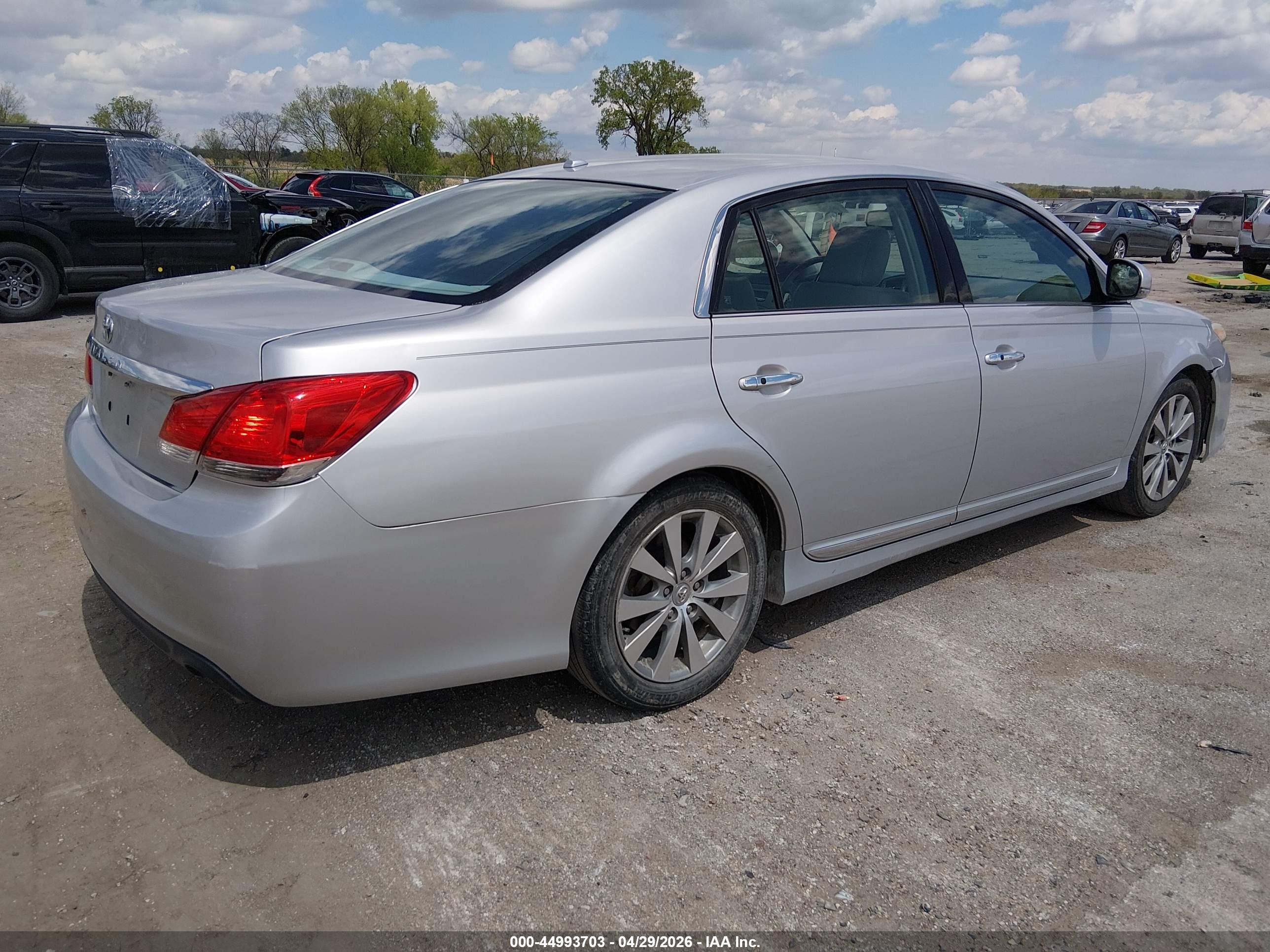 TOYOTA AVALON image 4