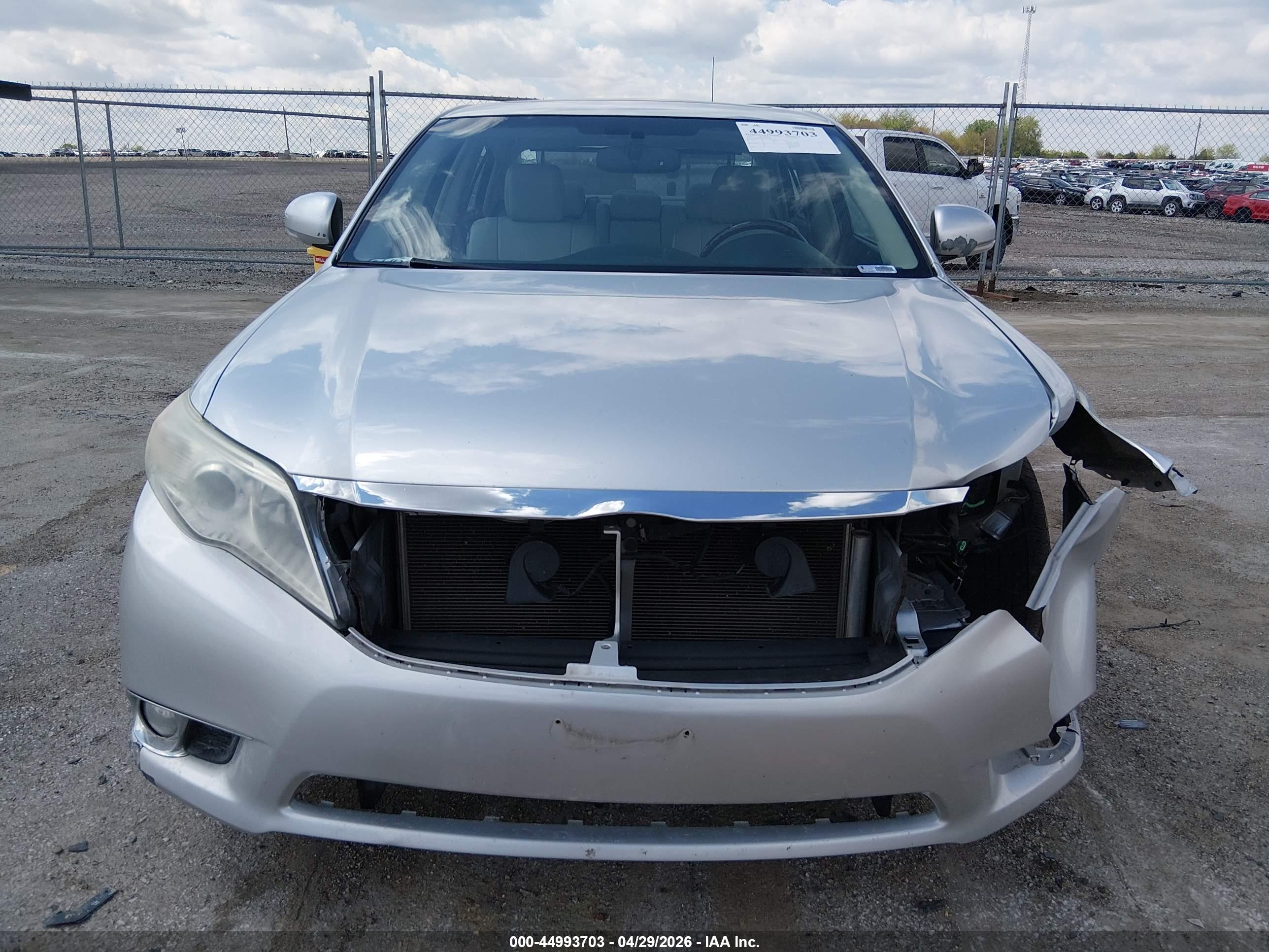 TOYOTA AVALON image 6