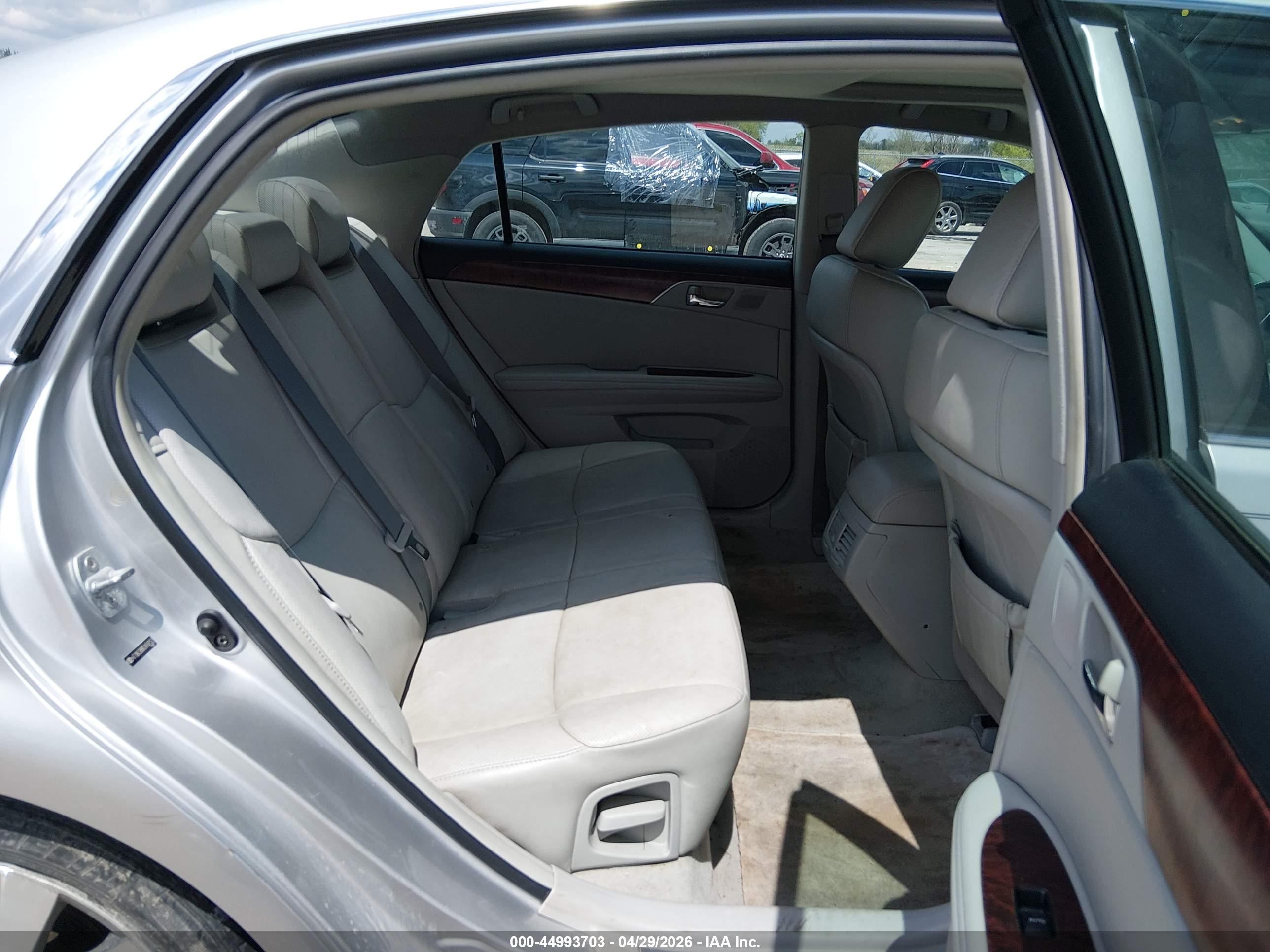 TOYOTA AVALON image 8