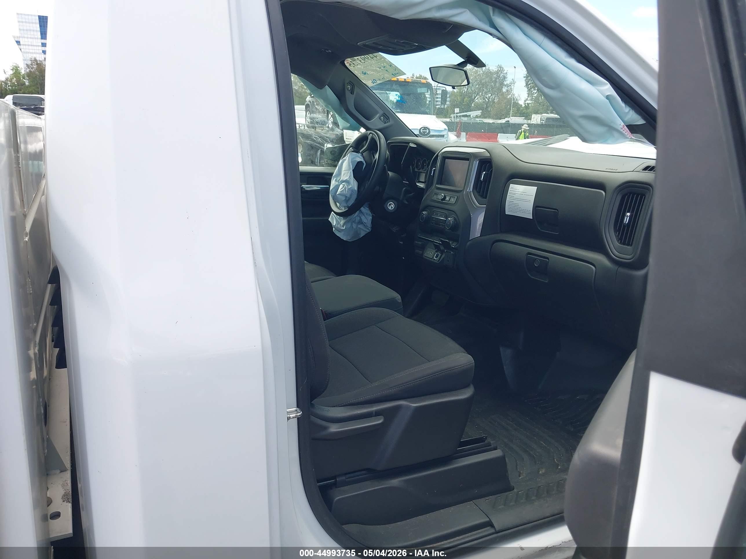 CHEVROLET SILVERADO image 5