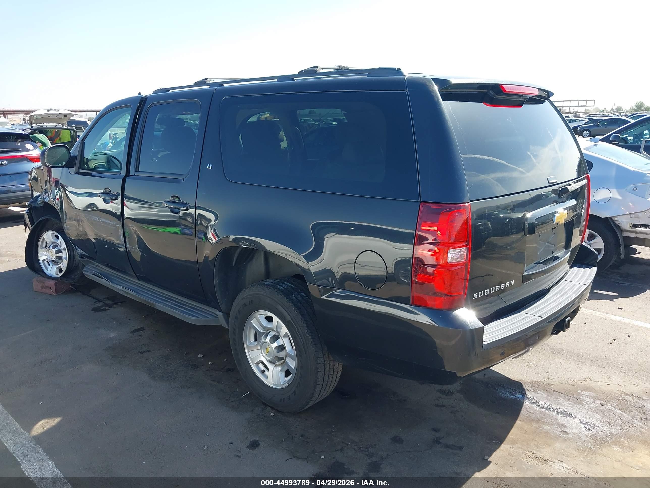 CHEVROLET SUBURBAN image 3