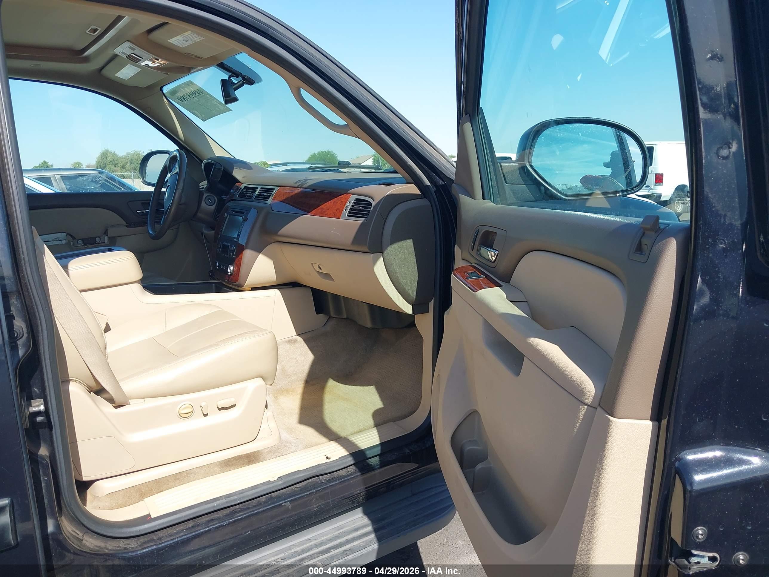 CHEVROLET SUBURBAN image 5