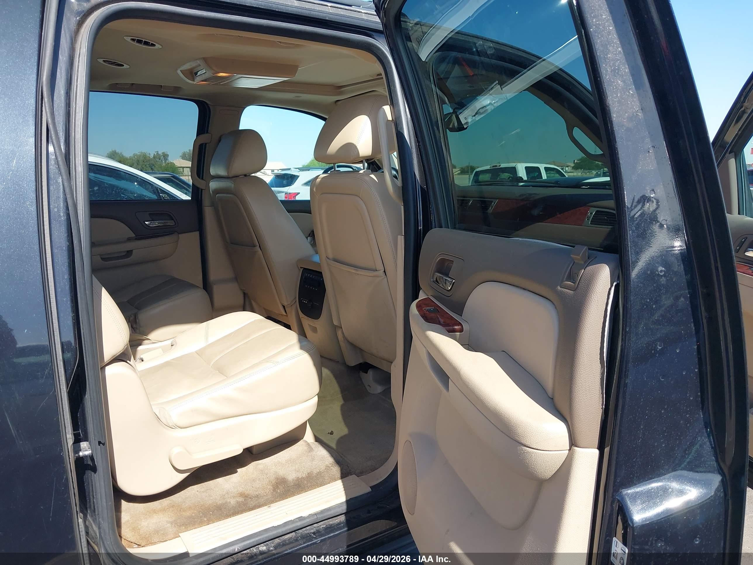 CHEVROLET SUBURBAN image 8