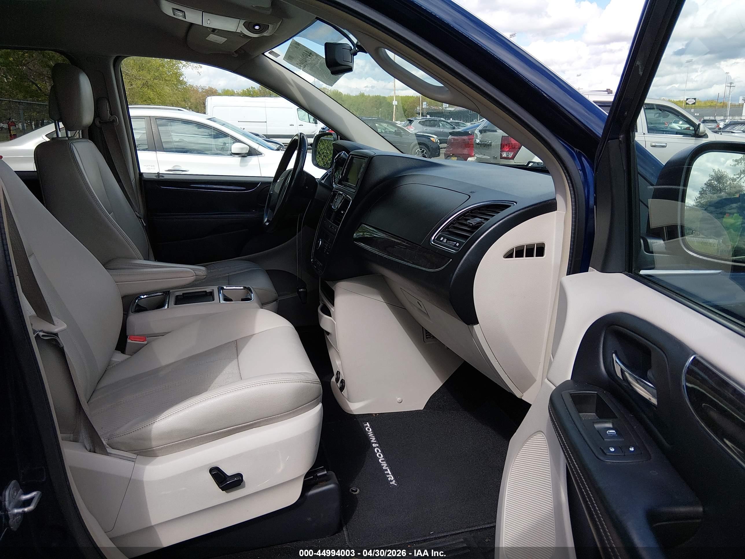 CHRYSLER TOWN image 5