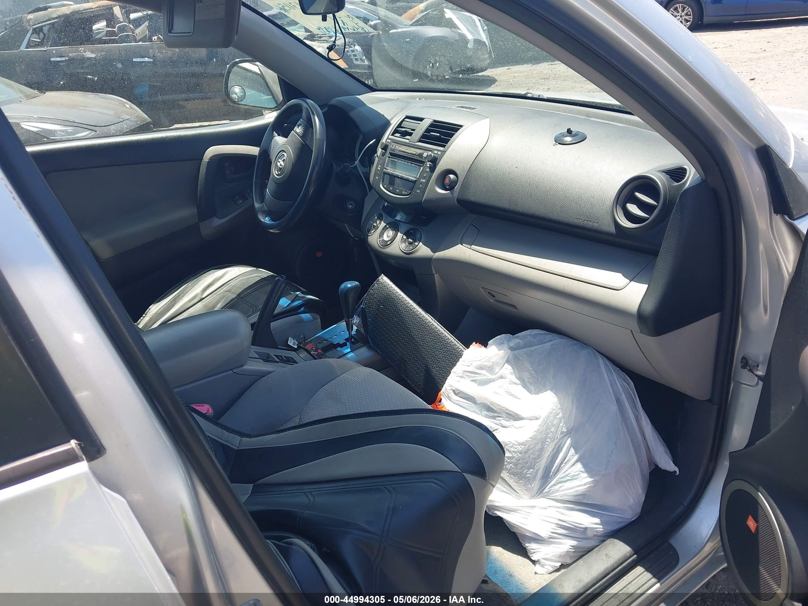 TOYOTA RAV4 image 5