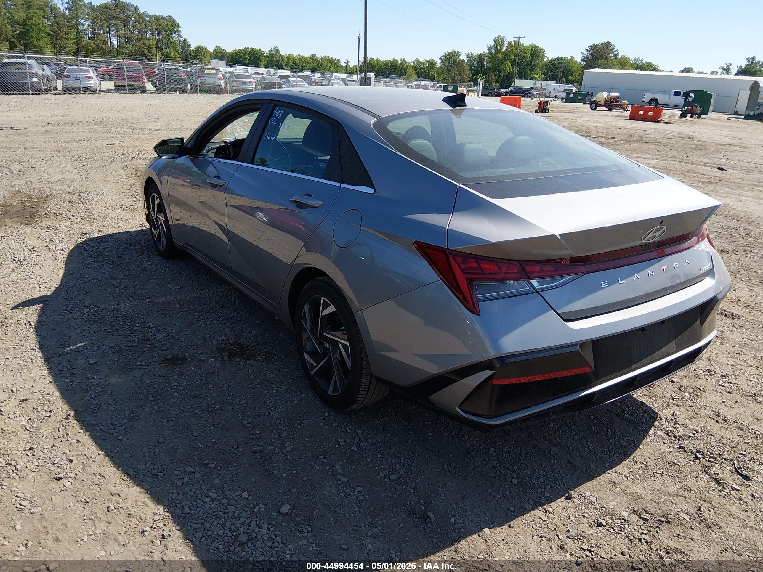 HYUNDAI ELANTRA image 3