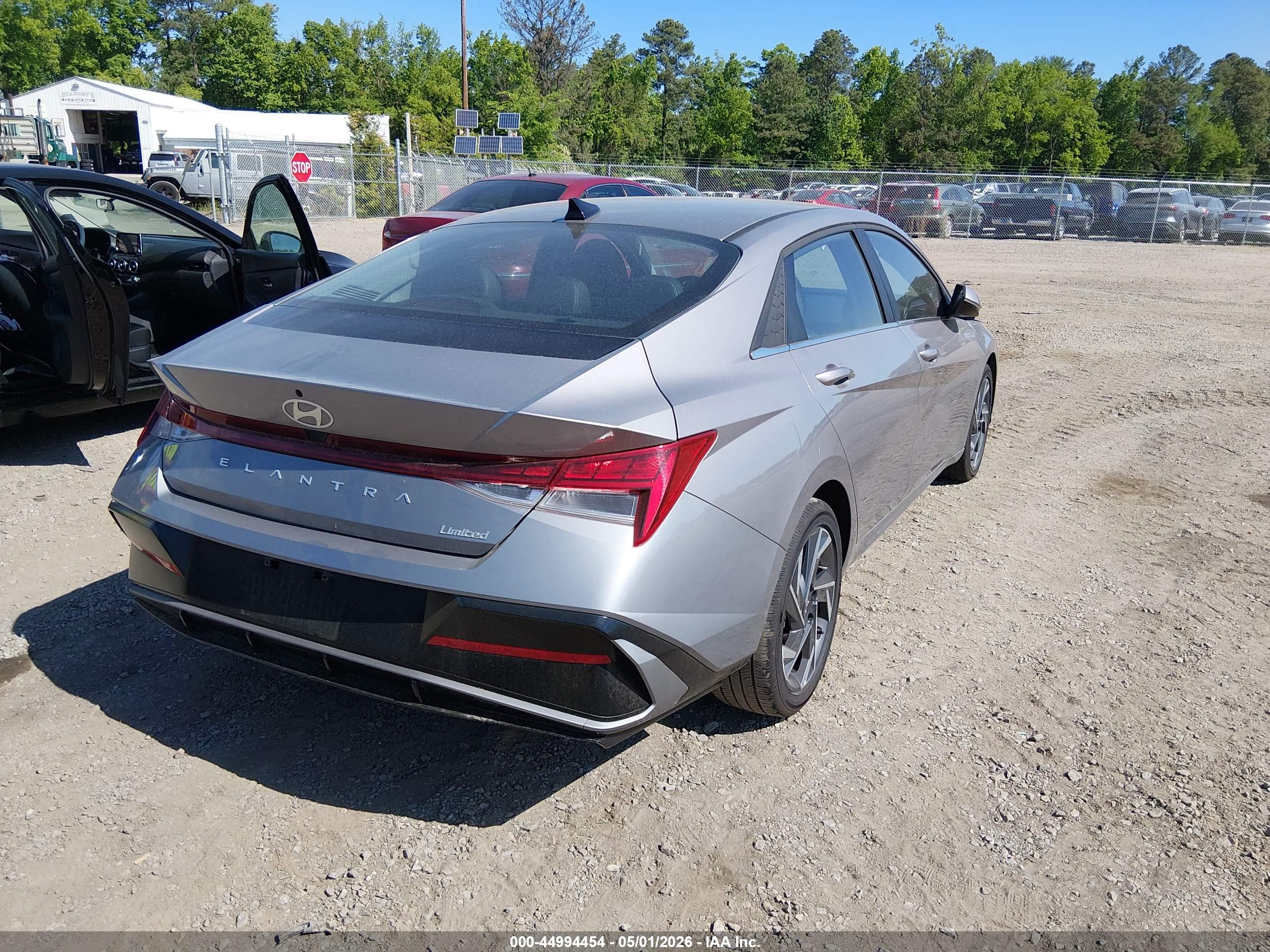 HYUNDAI ELANTRA image 4