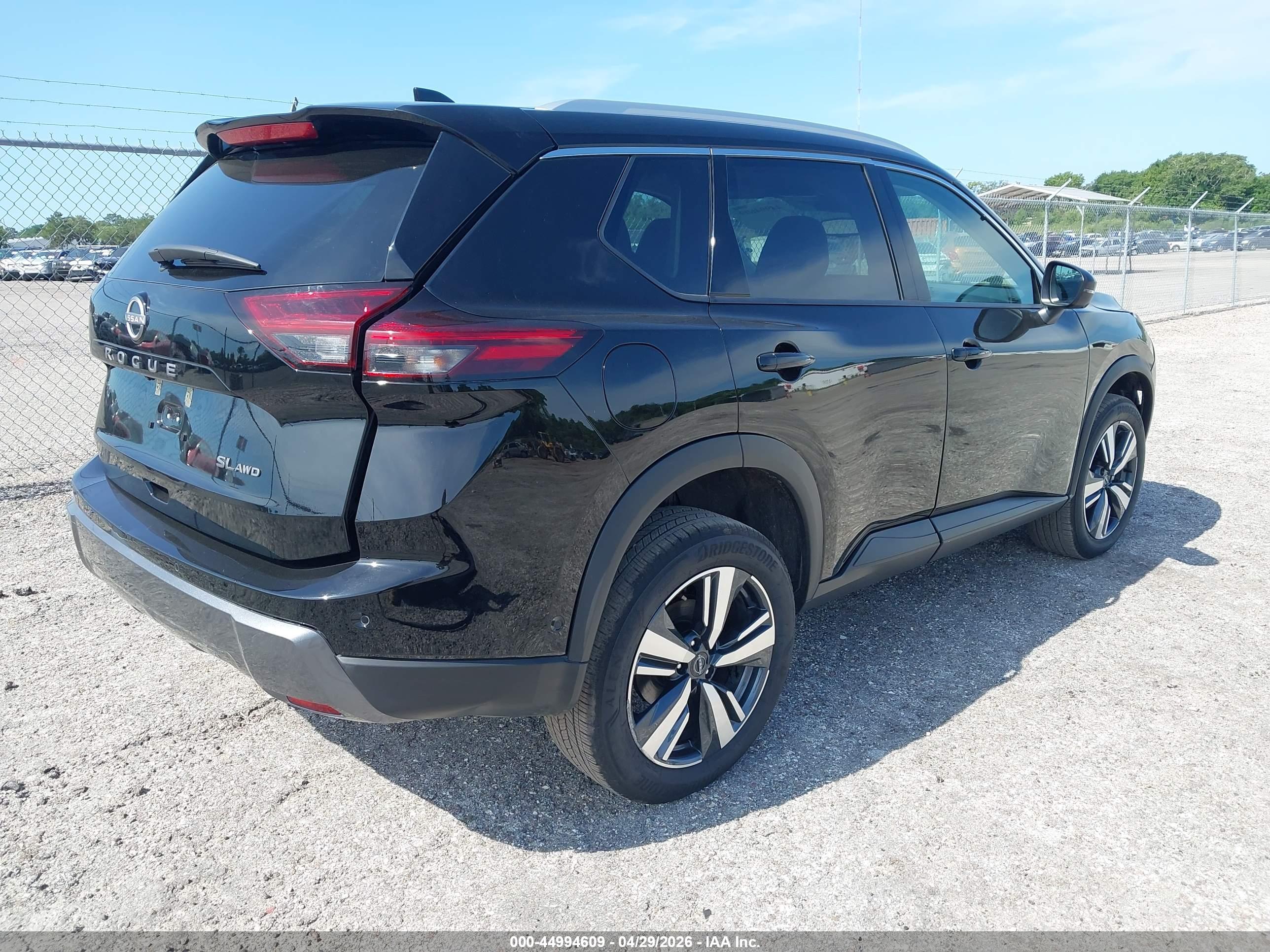 NISSAN ROGUE image 4