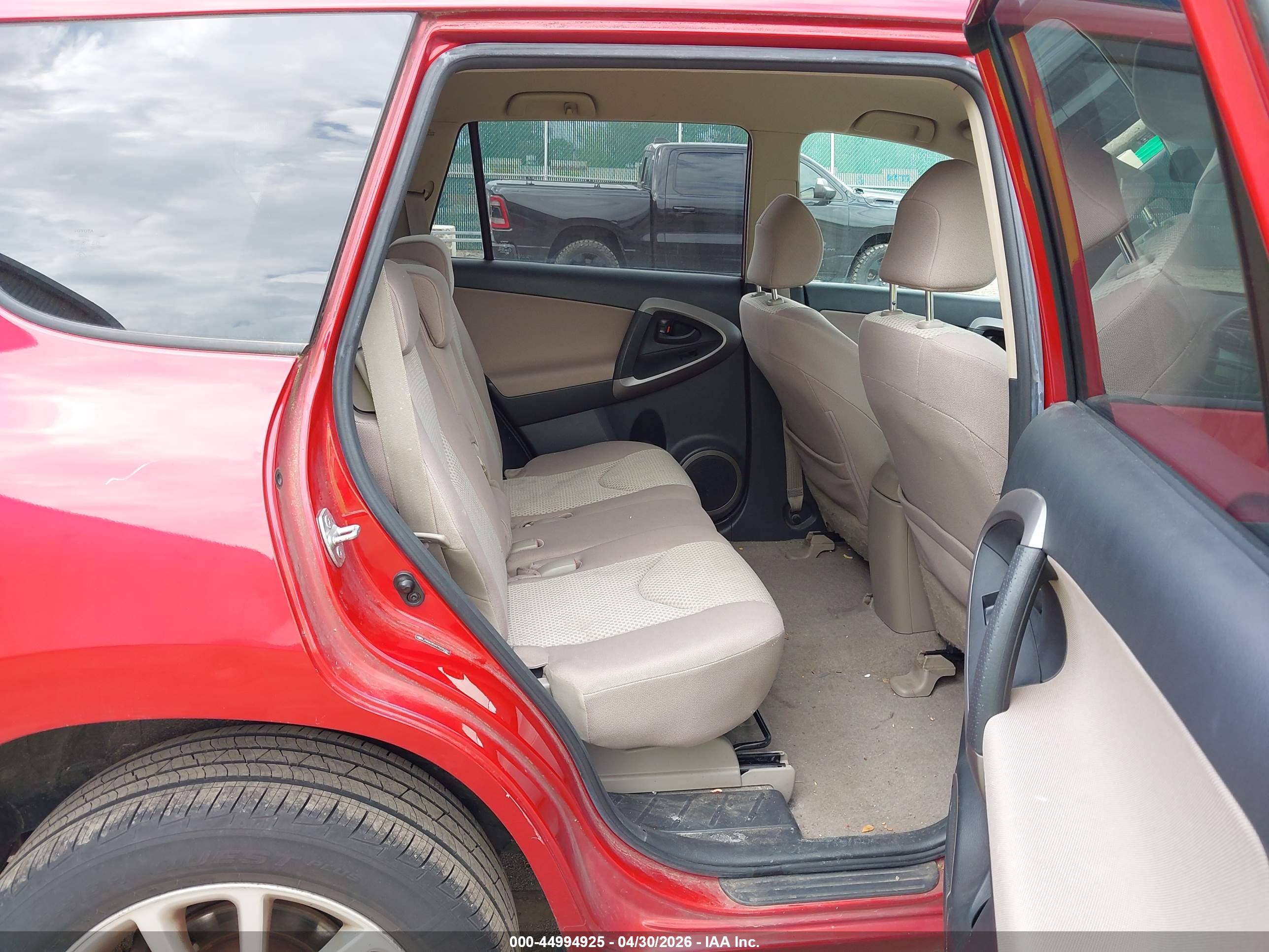 TOYOTA RAV4 image 8
