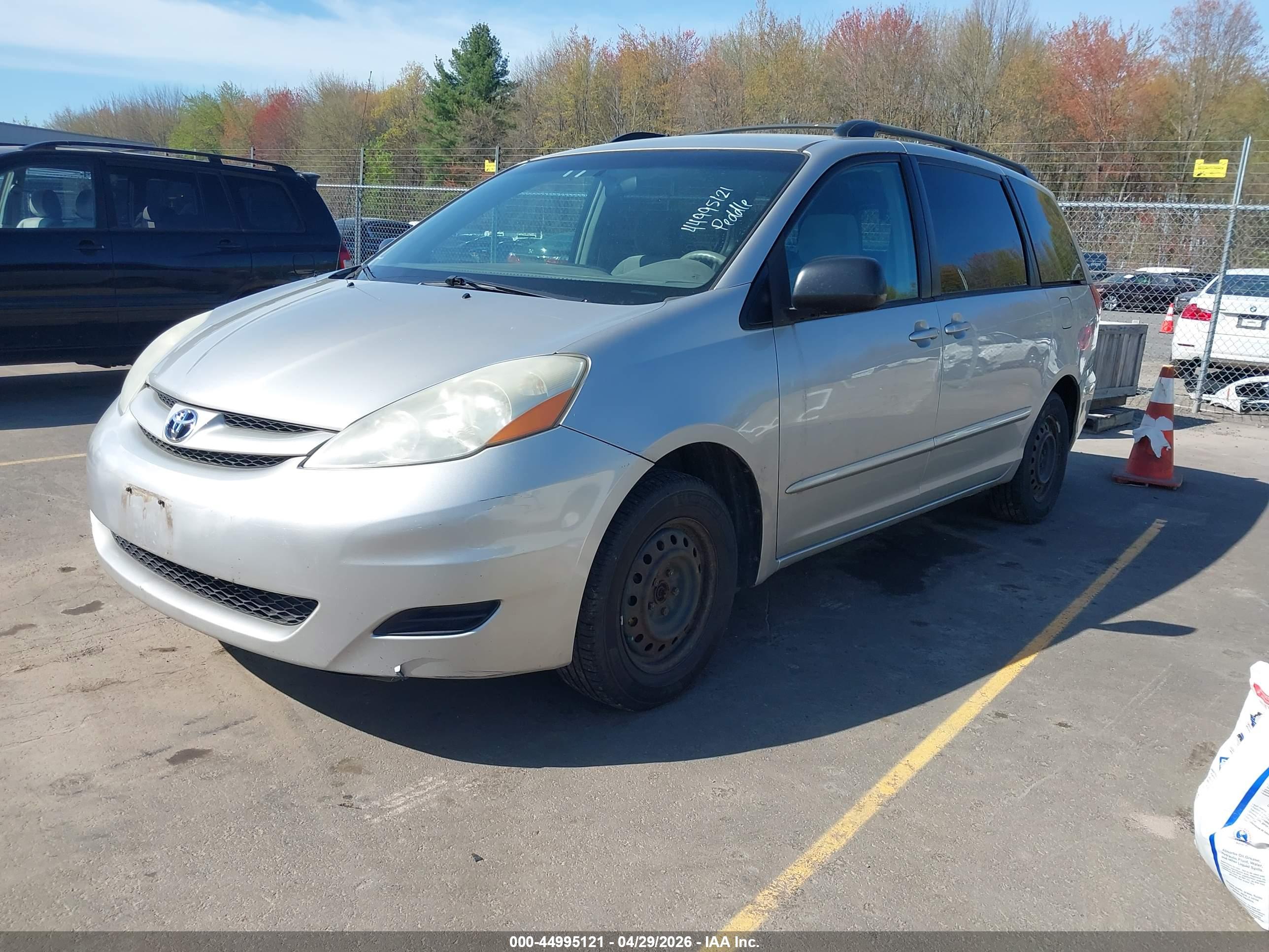 TOYOTA SIENNA image 2