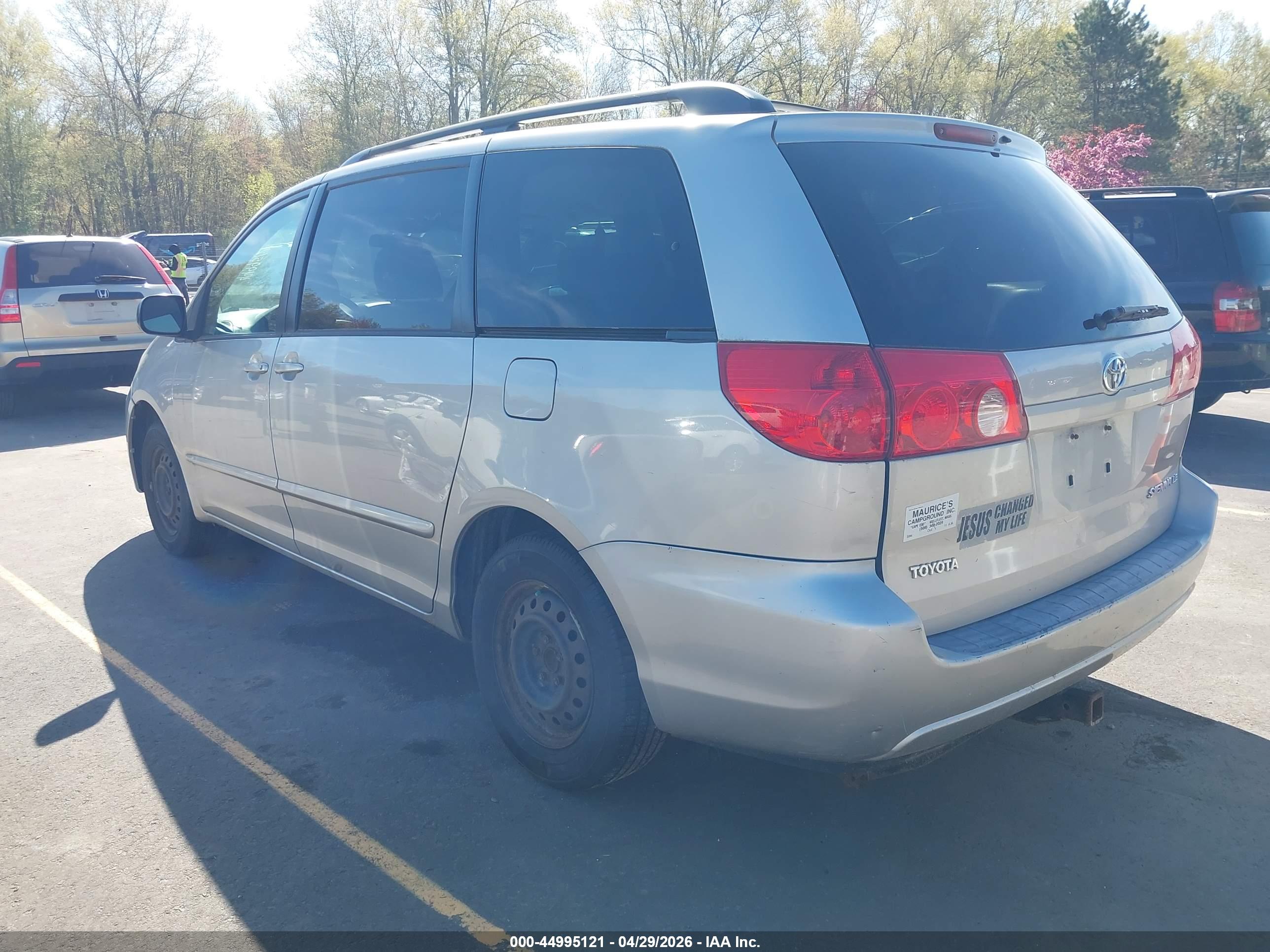 TOYOTA SIENNA image 3