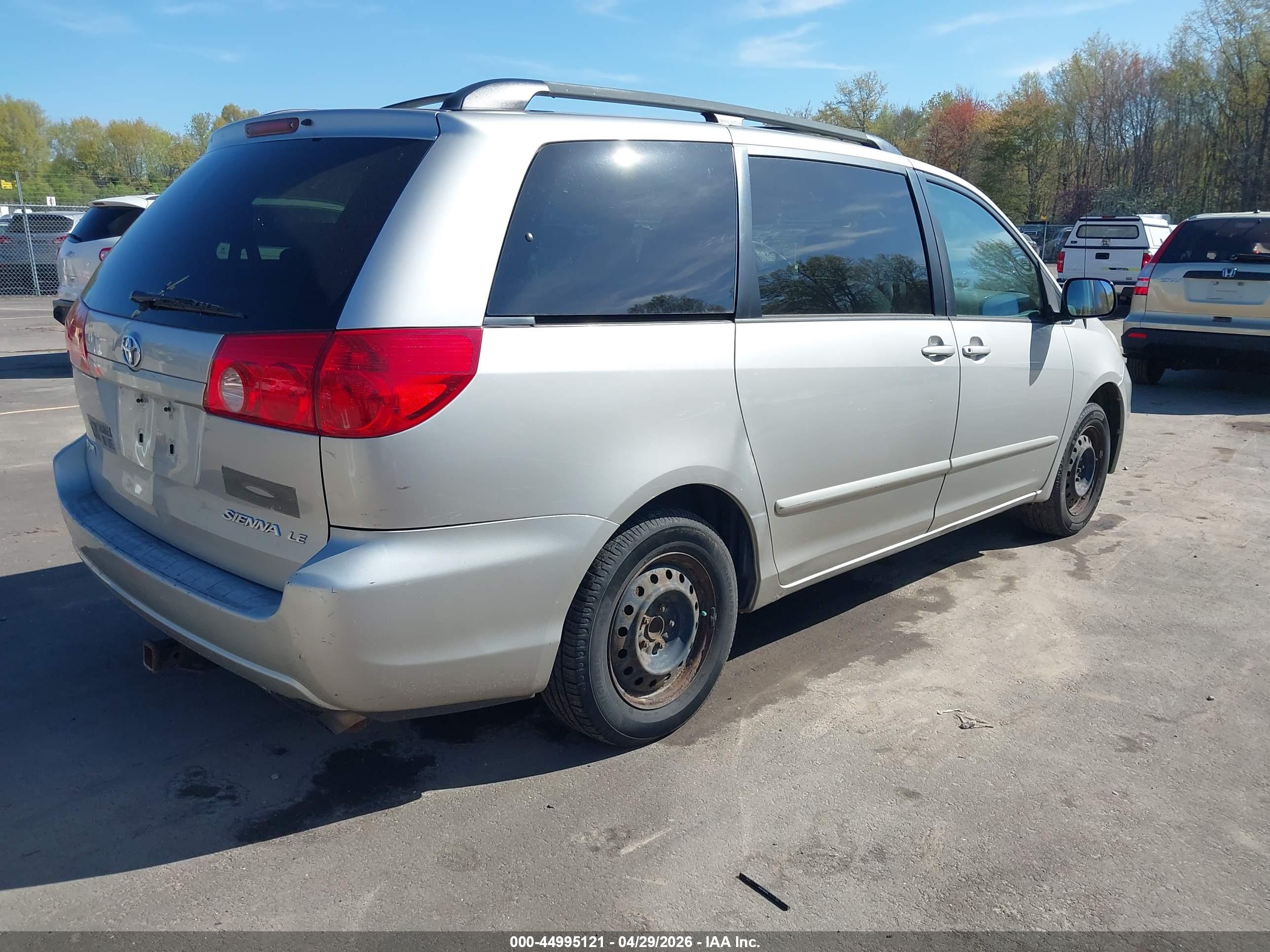 TOYOTA SIENNA image 4