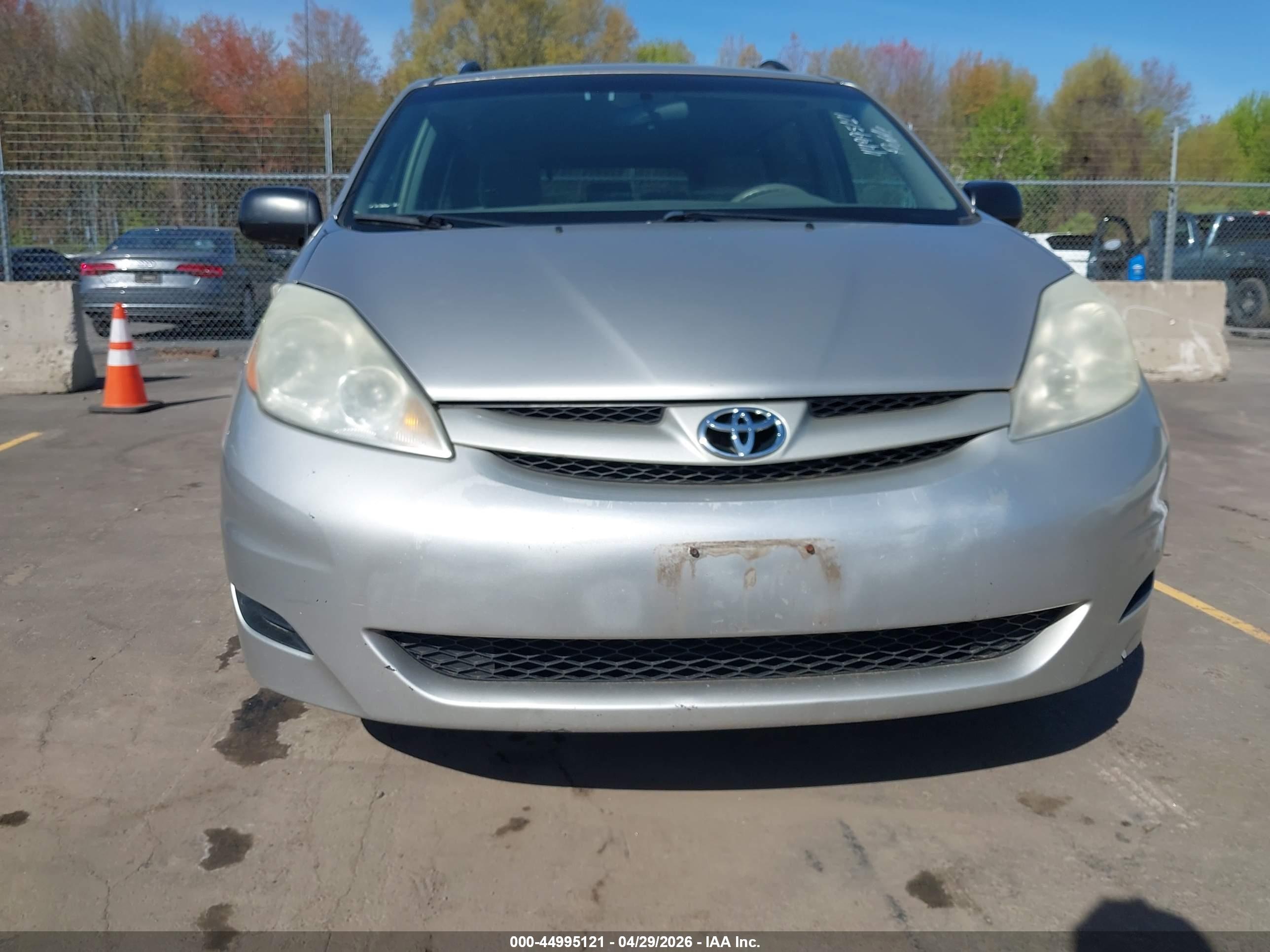TOYOTA SIENNA image 6