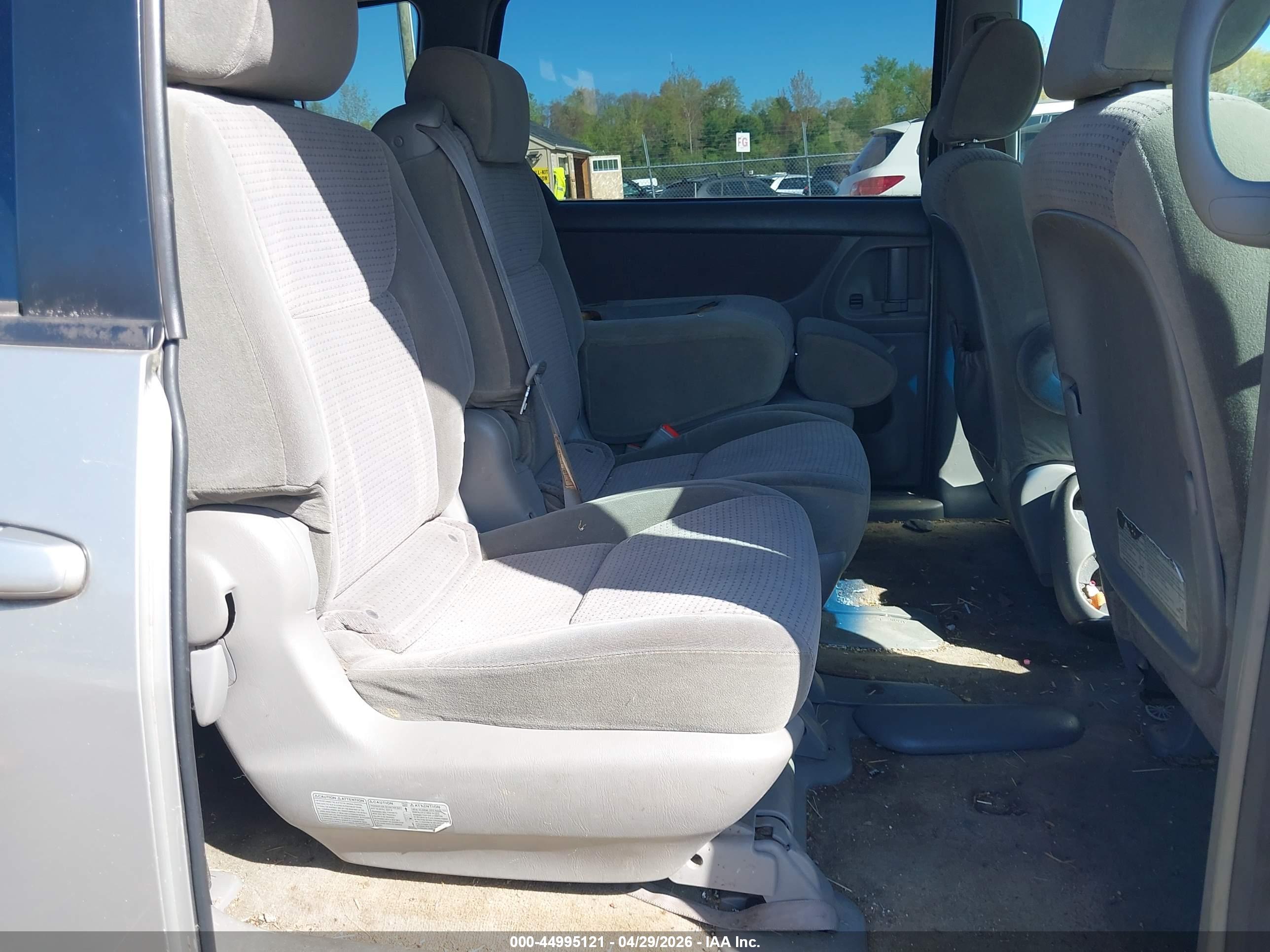 TOYOTA SIENNA image 8