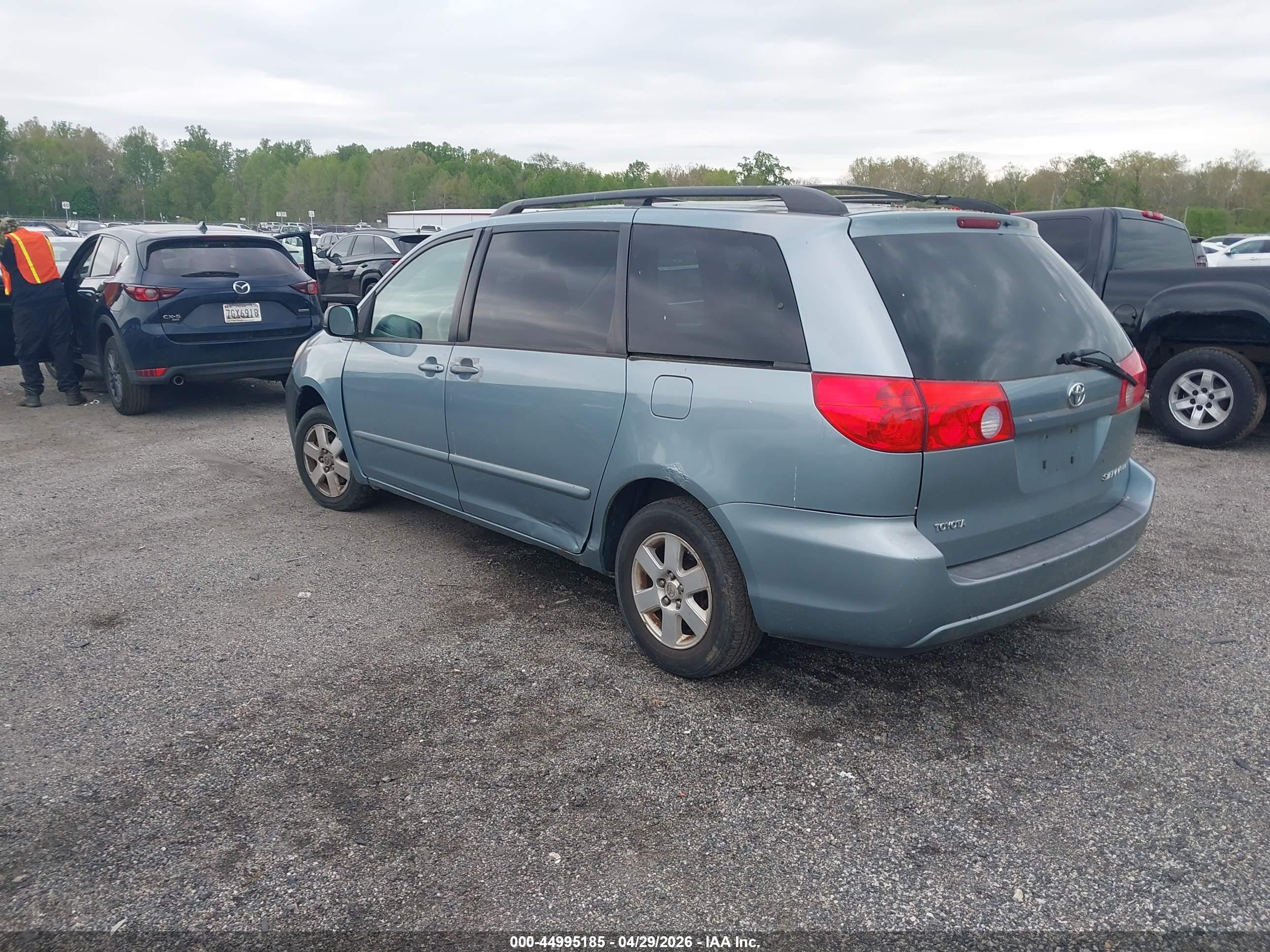 TOYOTA SIENNA image 3