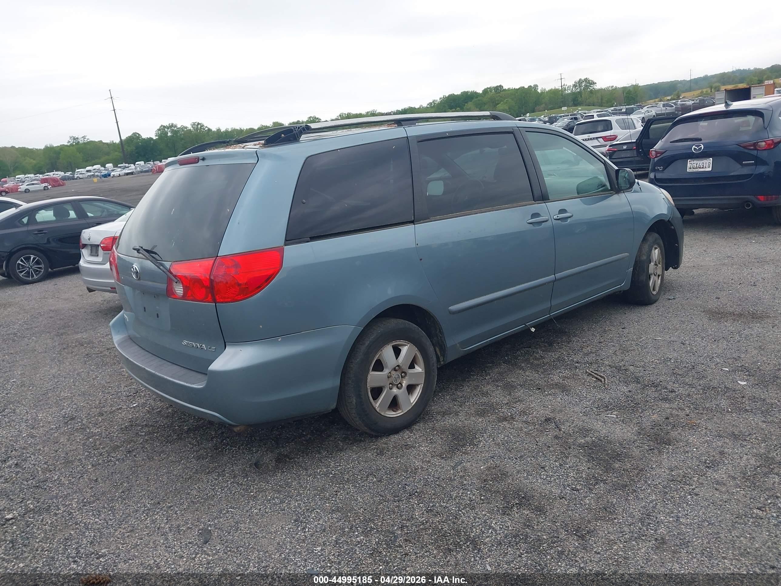 TOYOTA SIENNA image 4