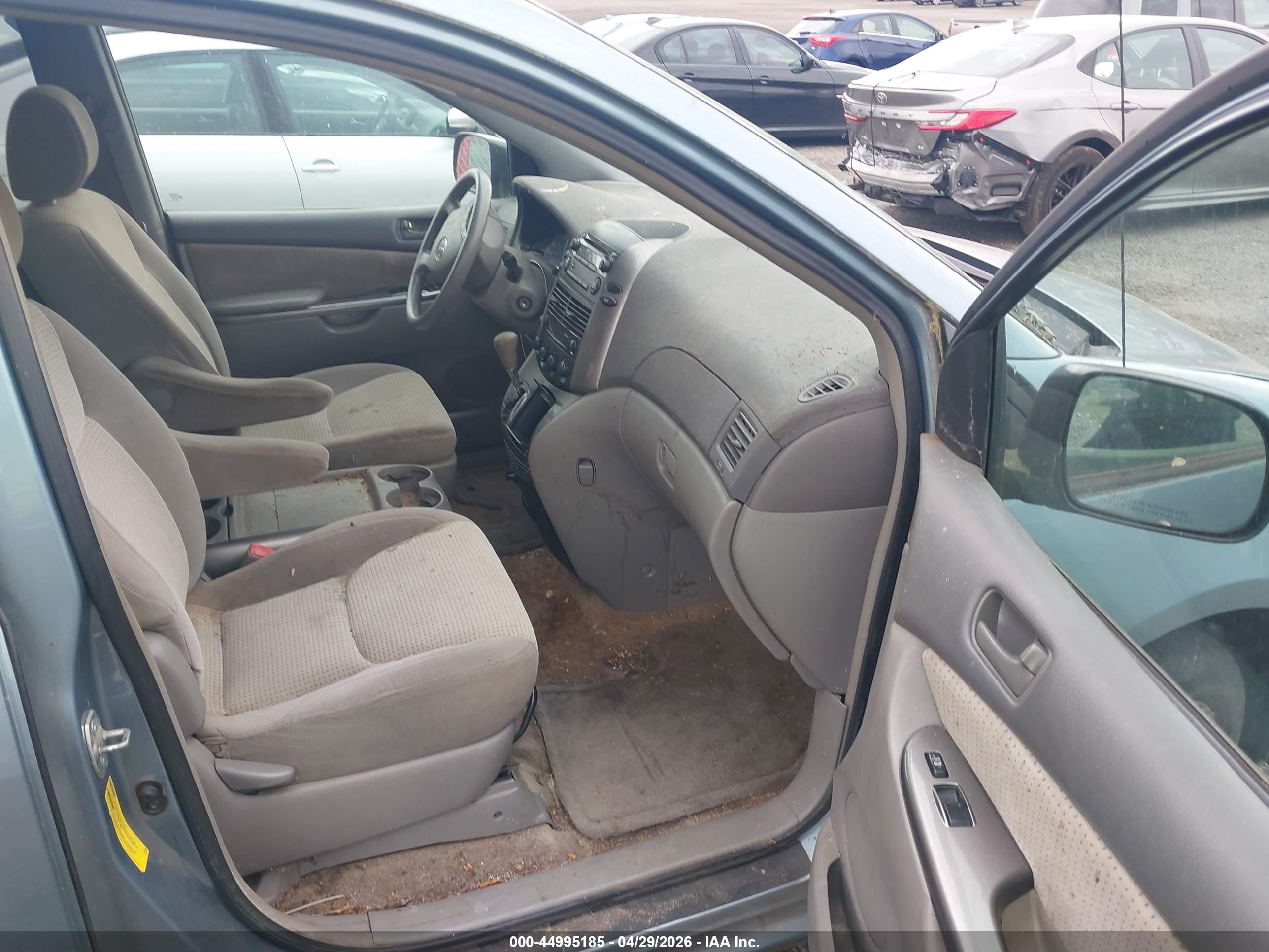 TOYOTA SIENNA image 5