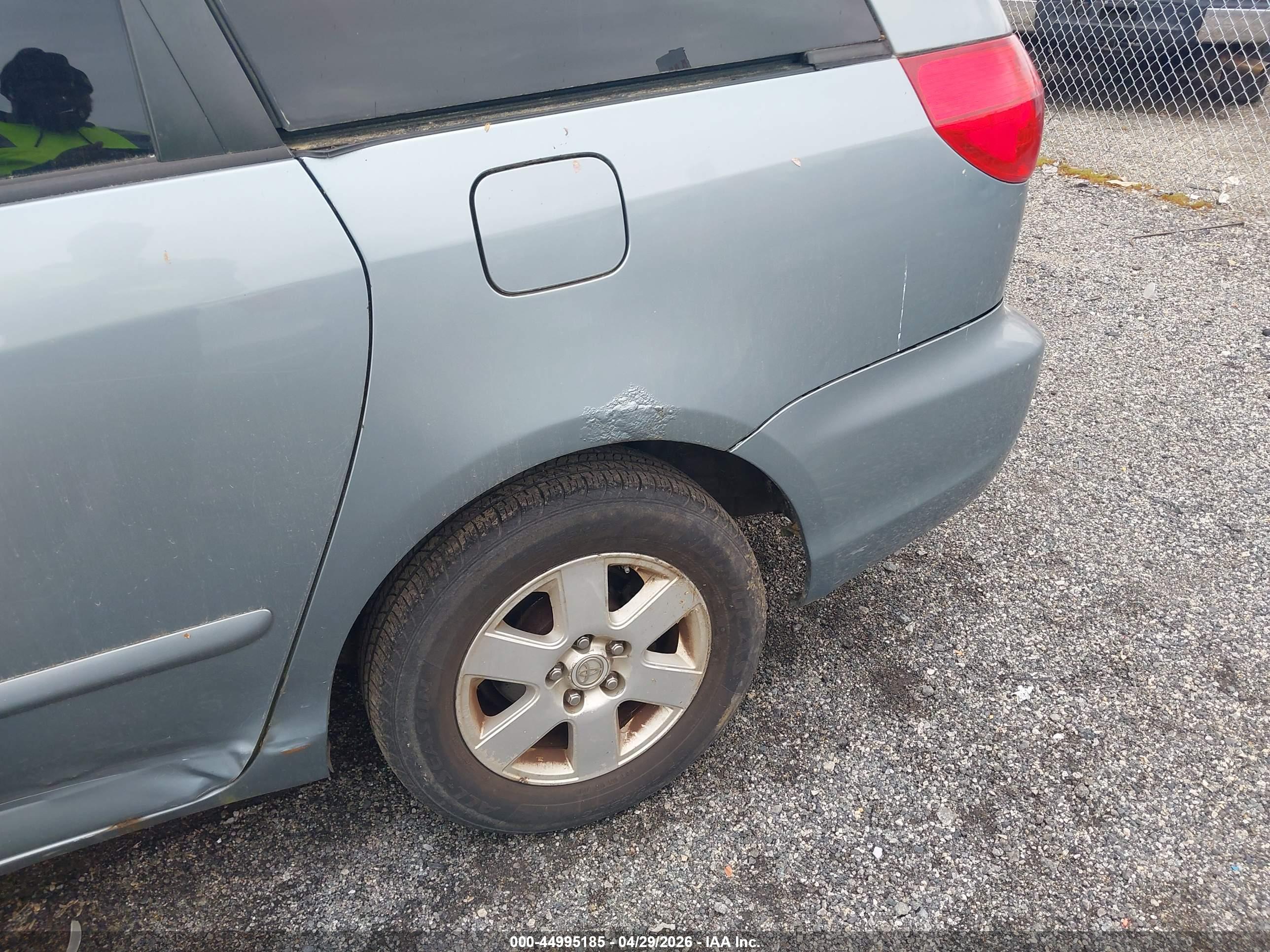 TOYOTA SIENNA image 6