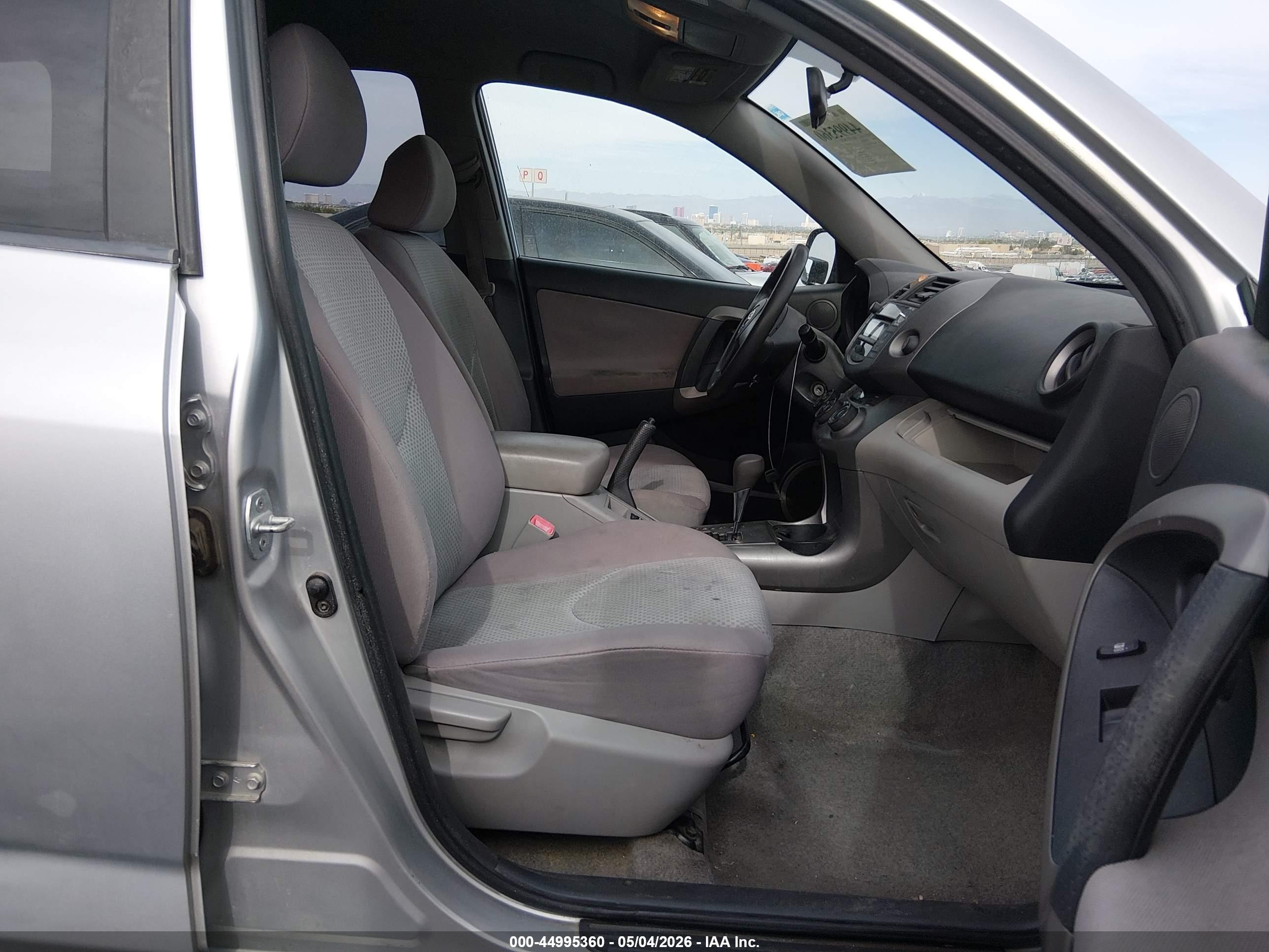 TOYOTA RAV4 image 5