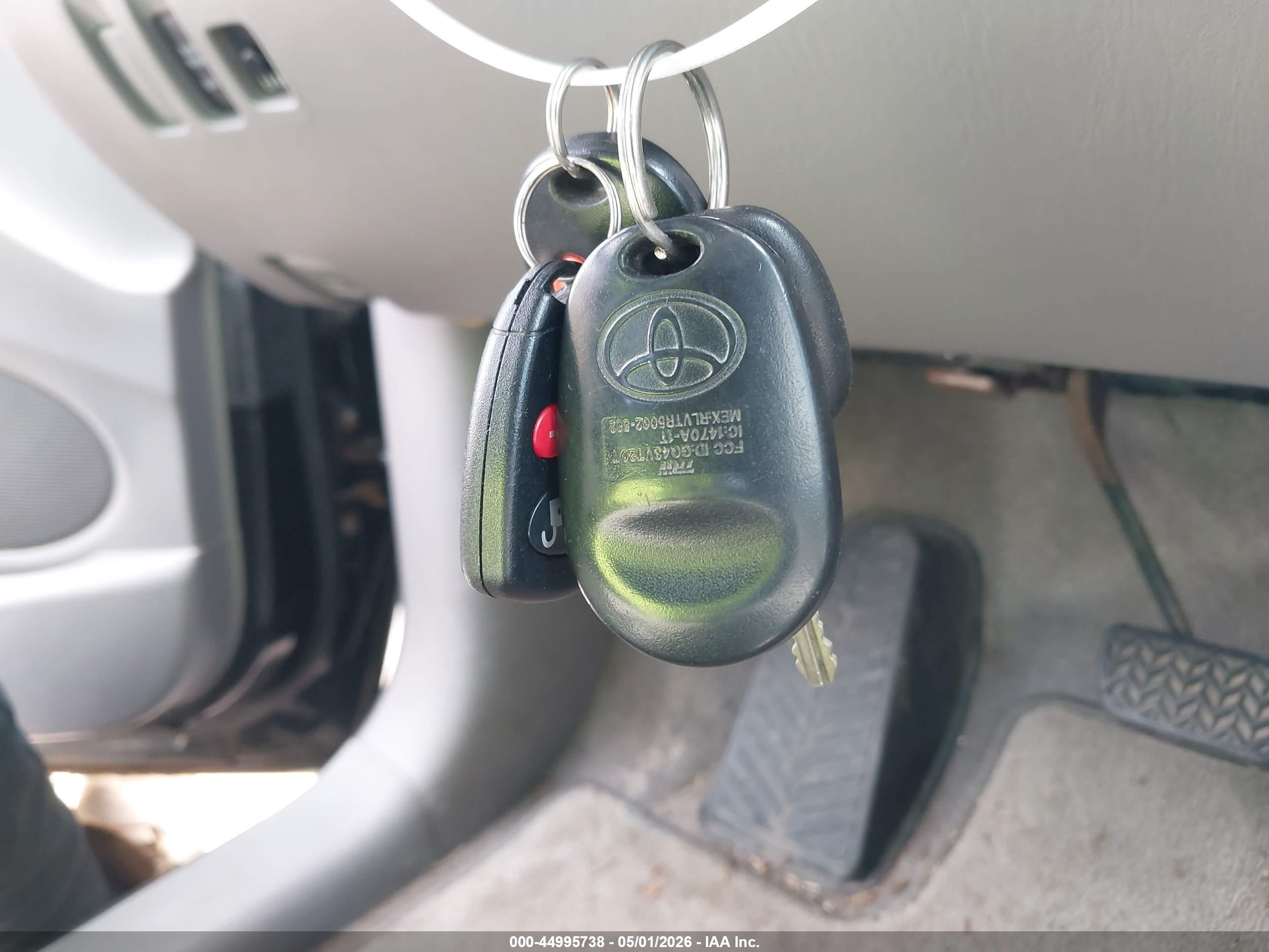 TOYOTA SIENNA image 11