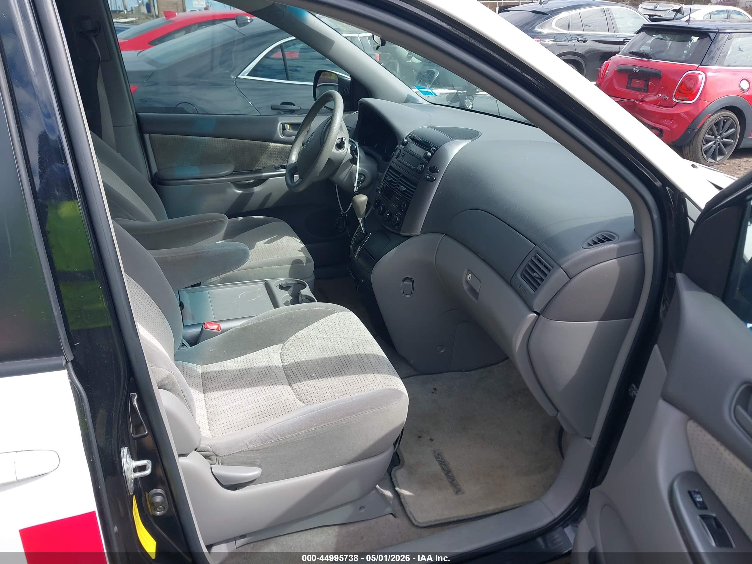 TOYOTA SIENNA image 5