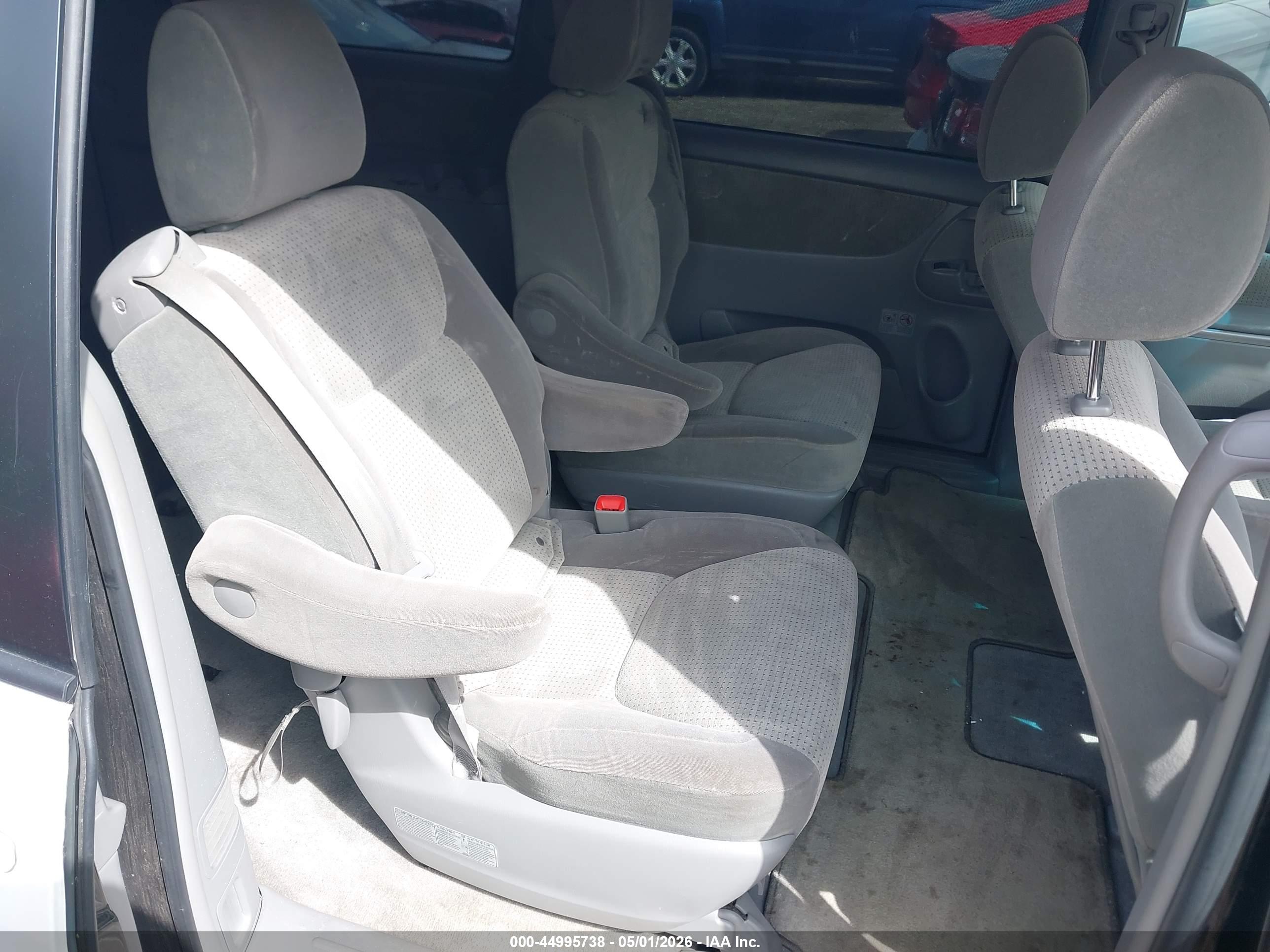 TOYOTA SIENNA image 8